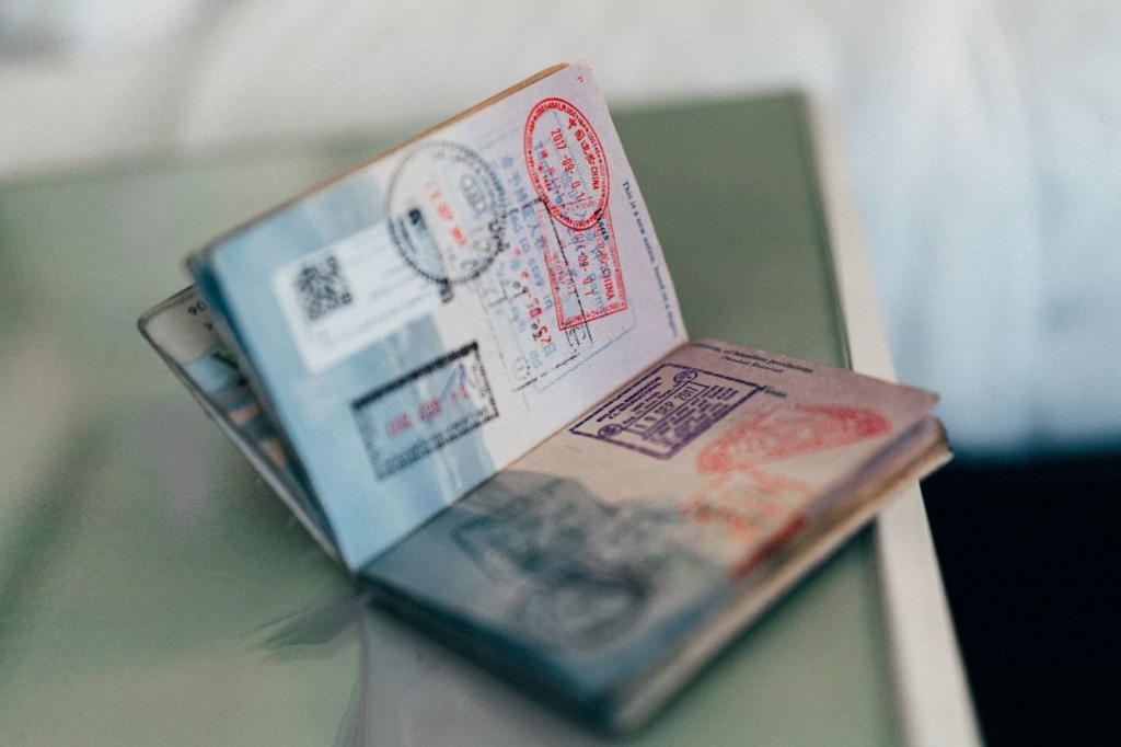Seiten voller Stempel in einem Reisepass