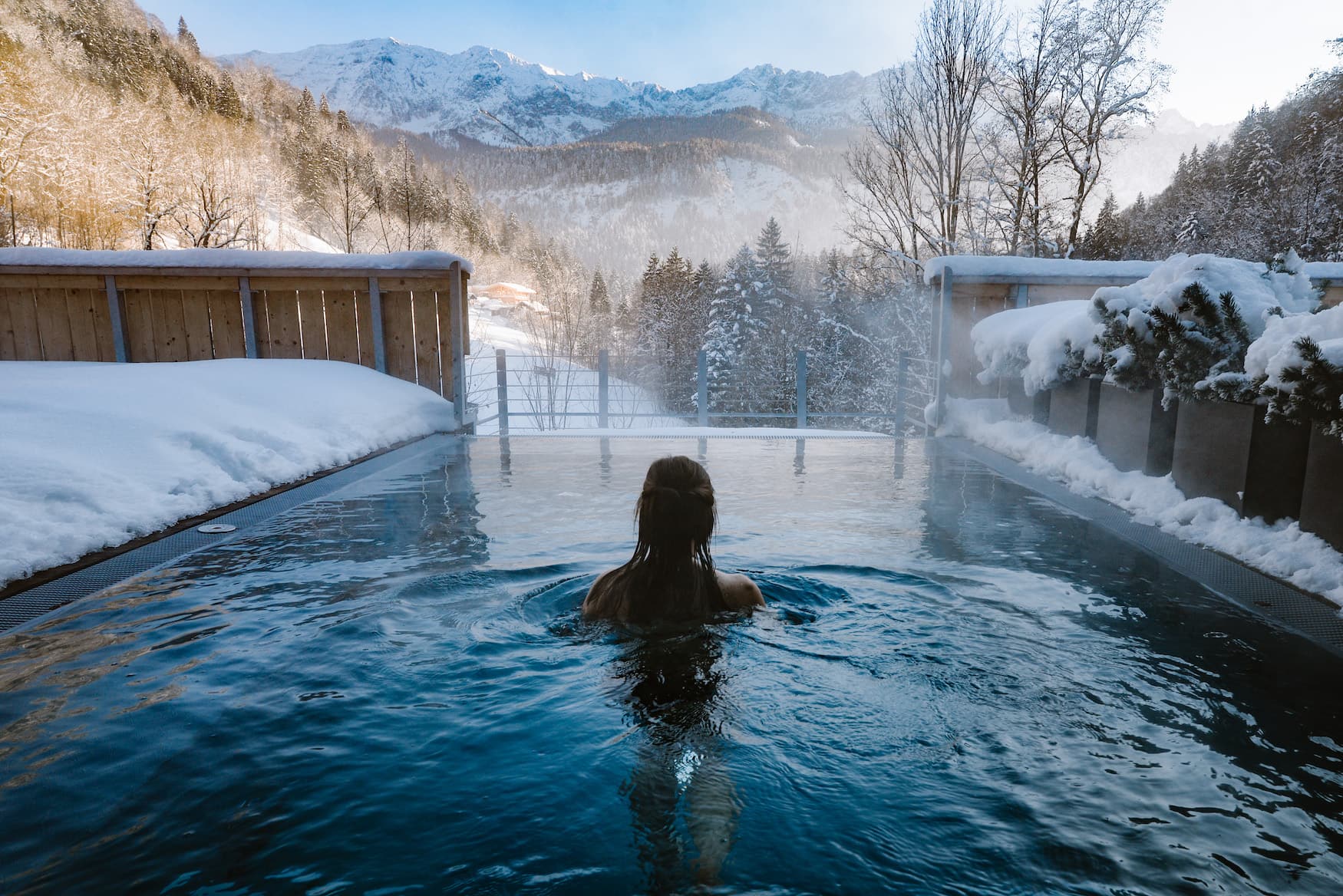 Mädchen im Außenpool eines Wellnesshotels in Garmisch-Patenkirchen