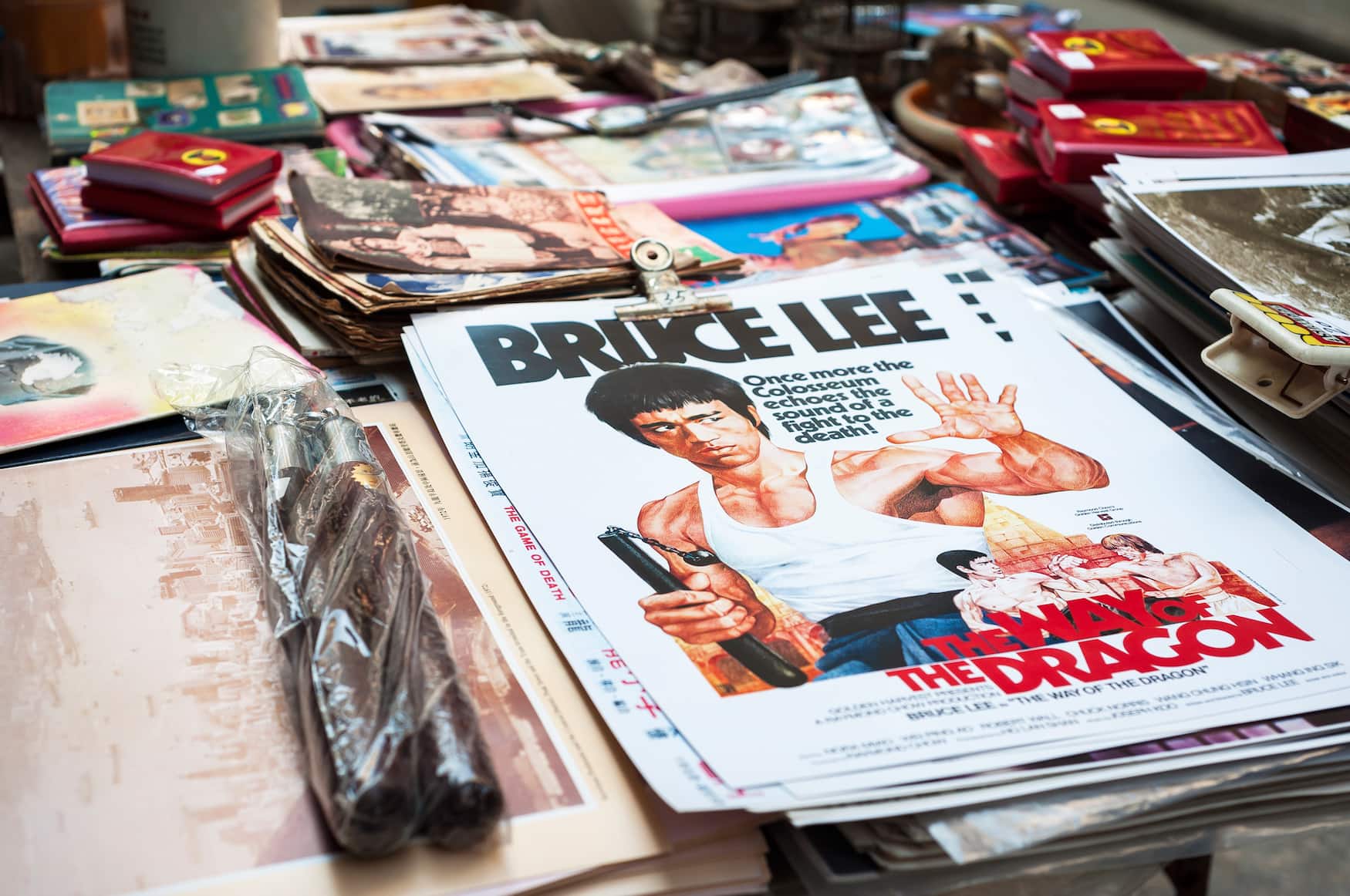 Bruce Lee Poster wird auf Upper Lascar Row Straßenmarkt in Hongkong verkauft