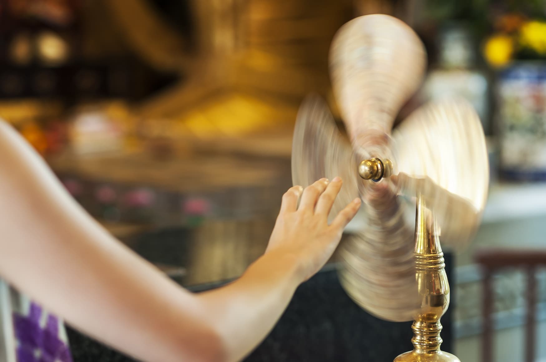 Frau dreht an Glücksrad in Che Kung Temple in Hongkong im Jahr des Büffels für Glück