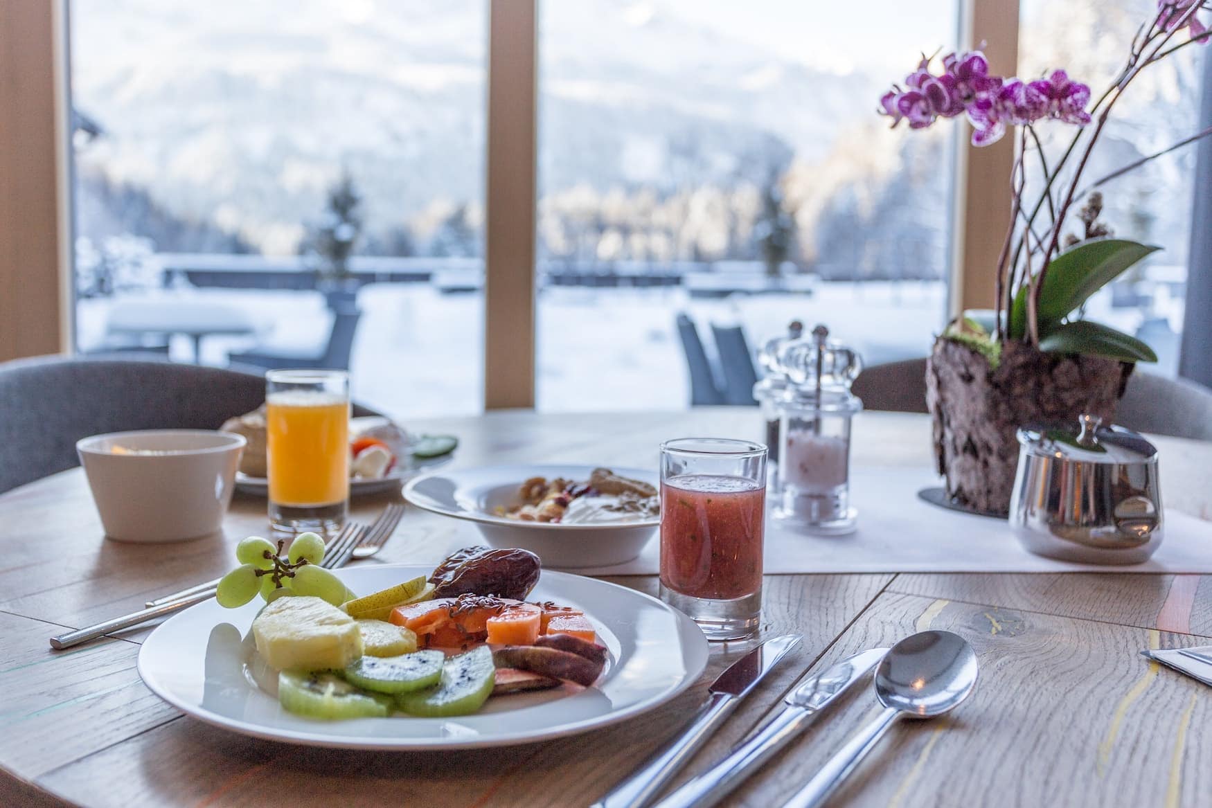 Gedeckter Frühstückstisch mit Obst und Säften im Graseck Wellnesshotel