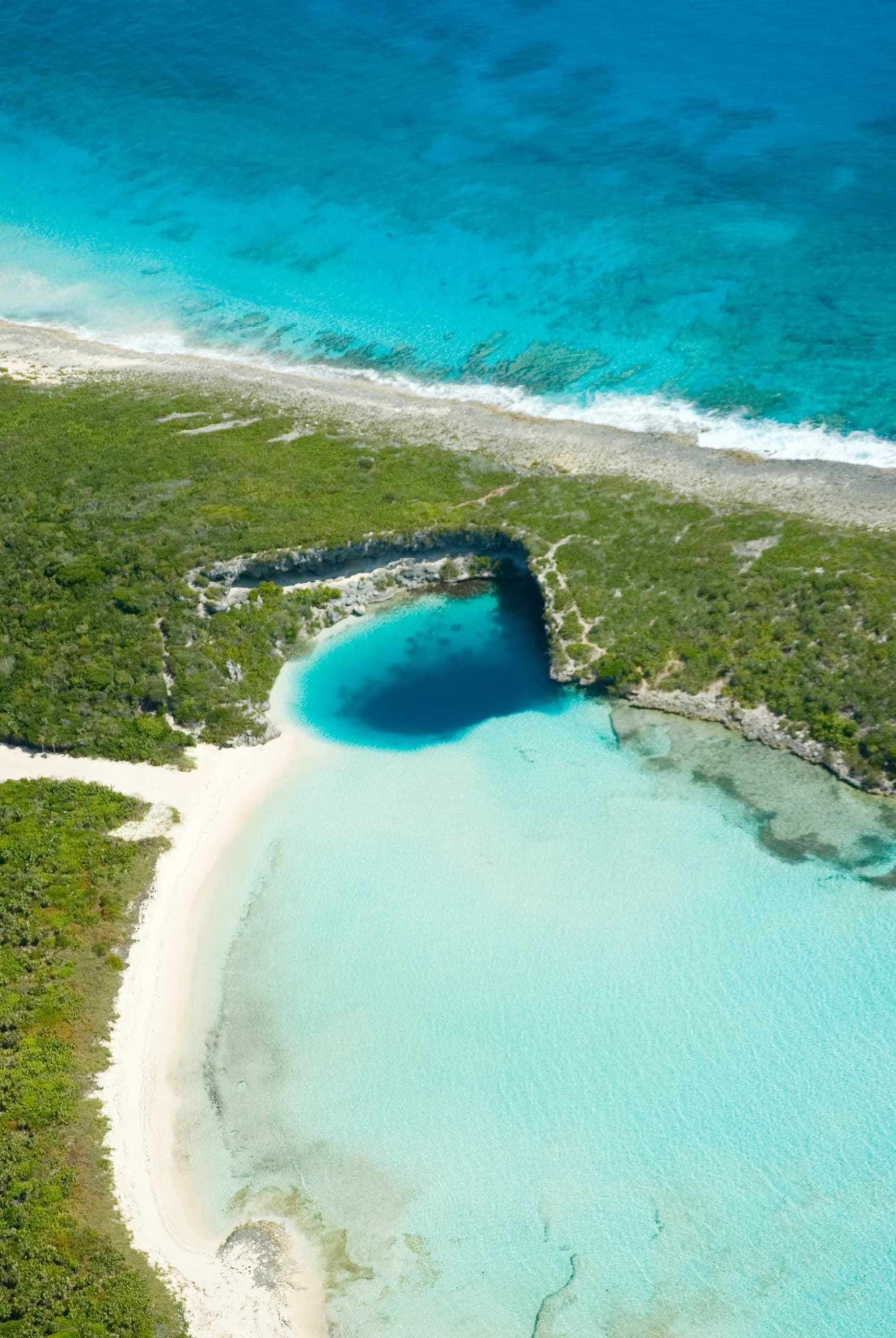 Deans Blue Hole: Ein türkisfarbenes Wasserloch kurz vor der Küste einer Bahamas-Insel