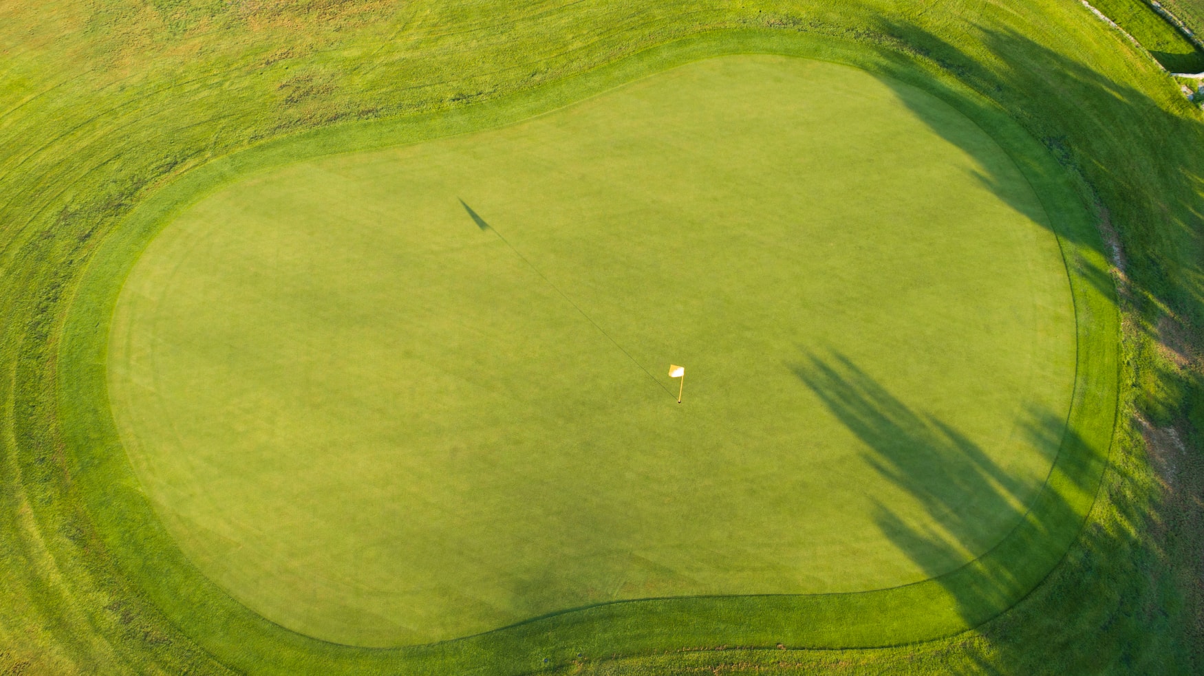 Grüner Golfplatz auf Zypern aus der Vogelperspektive 