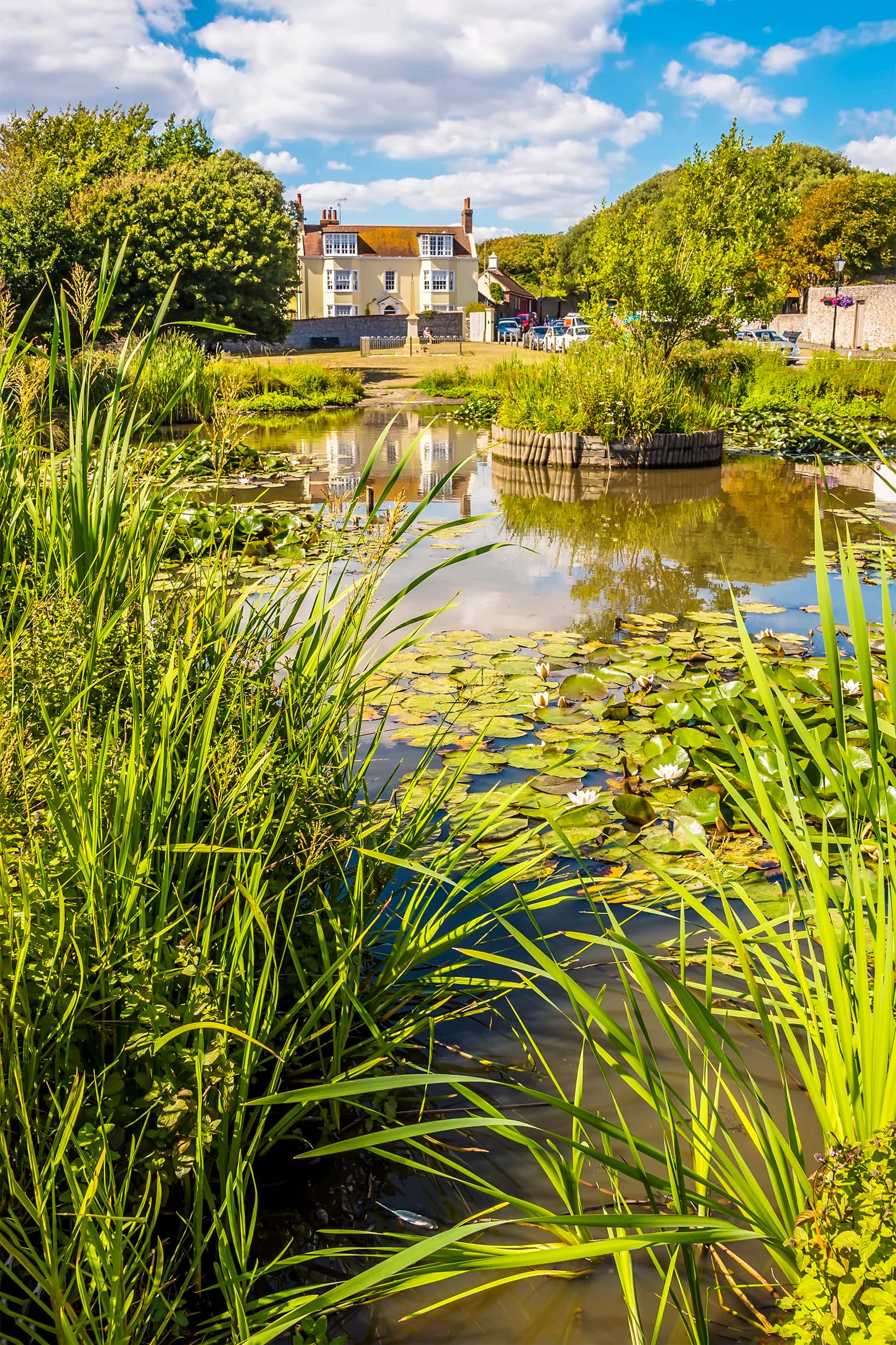 Blick über einen Teich vor dem Kipling's House in Rottingdean