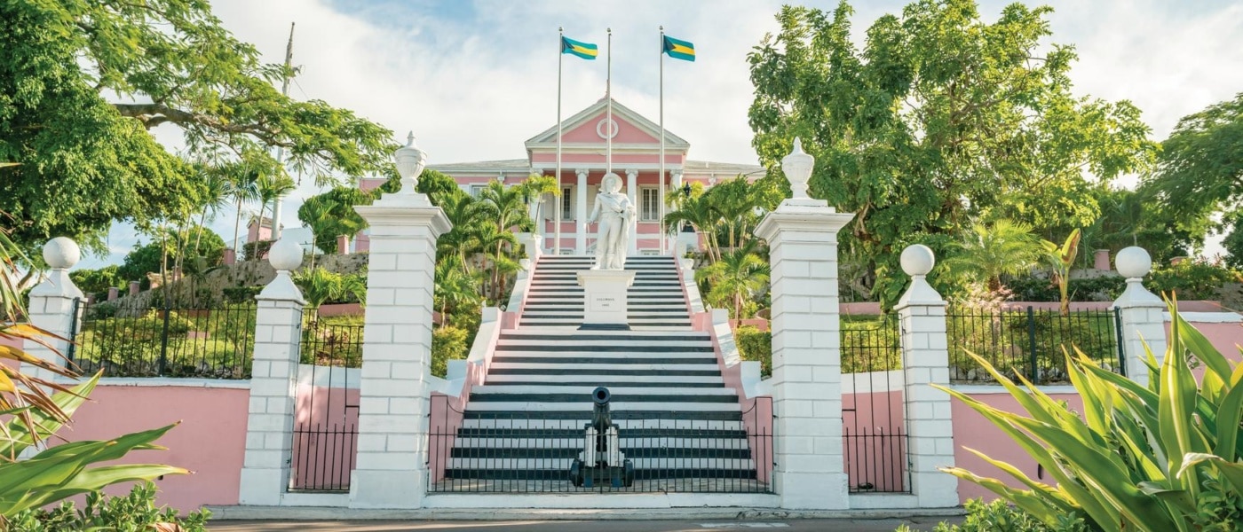 Kolumbus-Statue vor einem Gebäude in Nassau, Bahamas