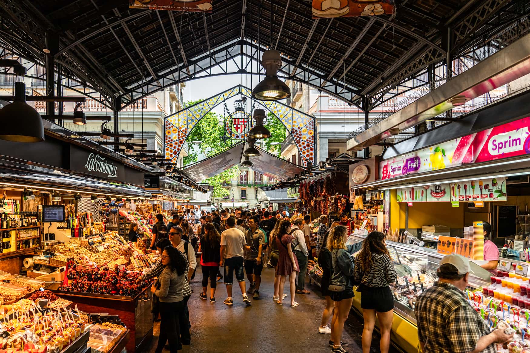 Menschen spazieren durch Markthalle in Barcelona