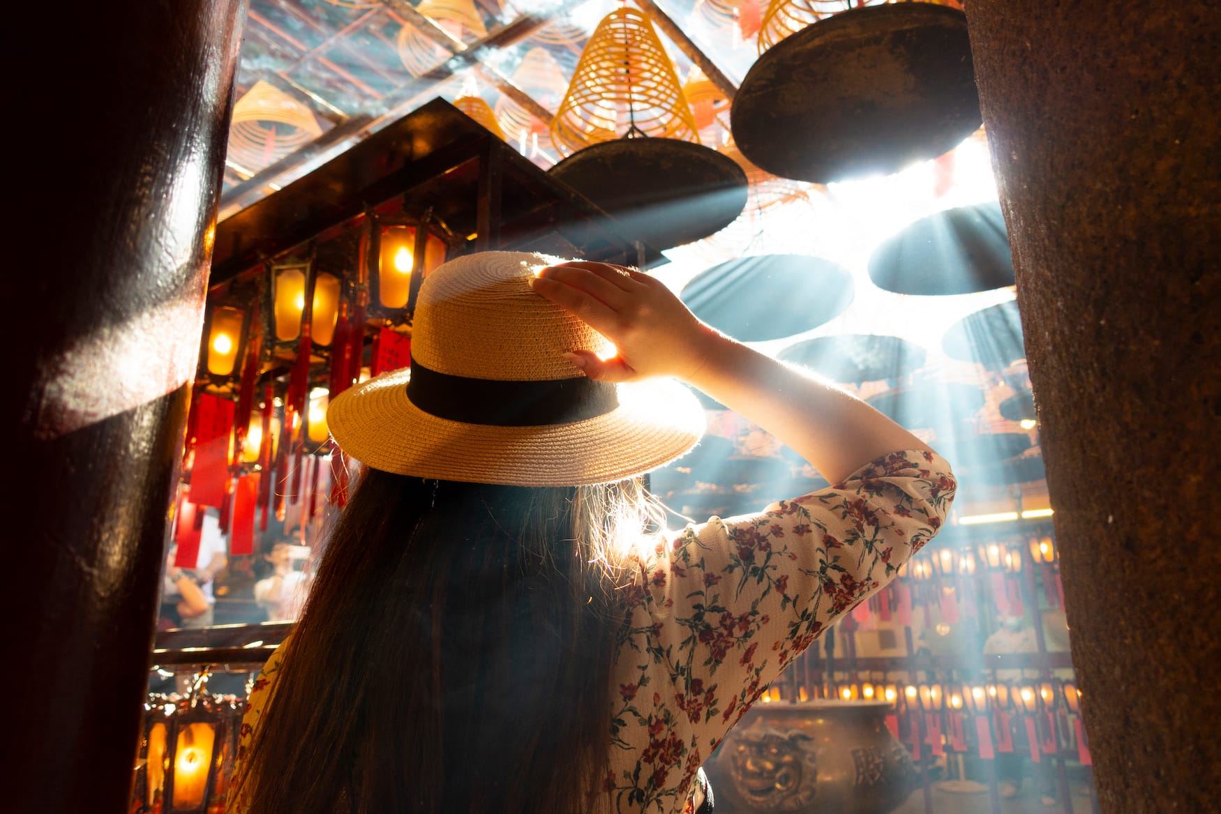 Touristin in Tempel in Hongkong zum chinesischen Neujahrsfest im Jahr des Büffels