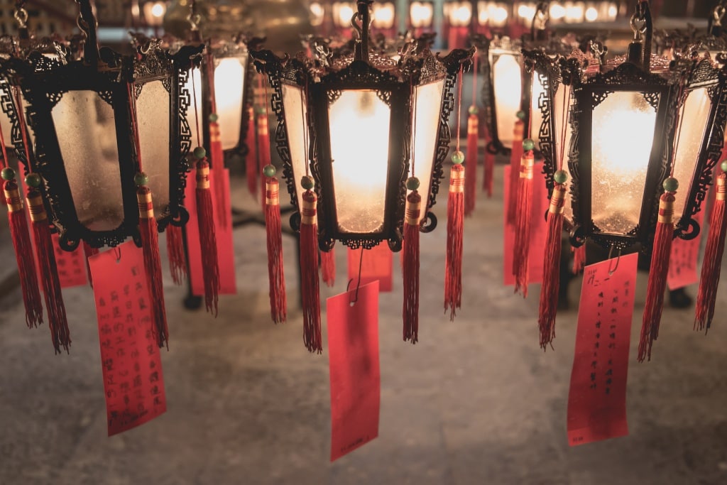 Chinesische Laternen hängen in Tempel in Hongkong