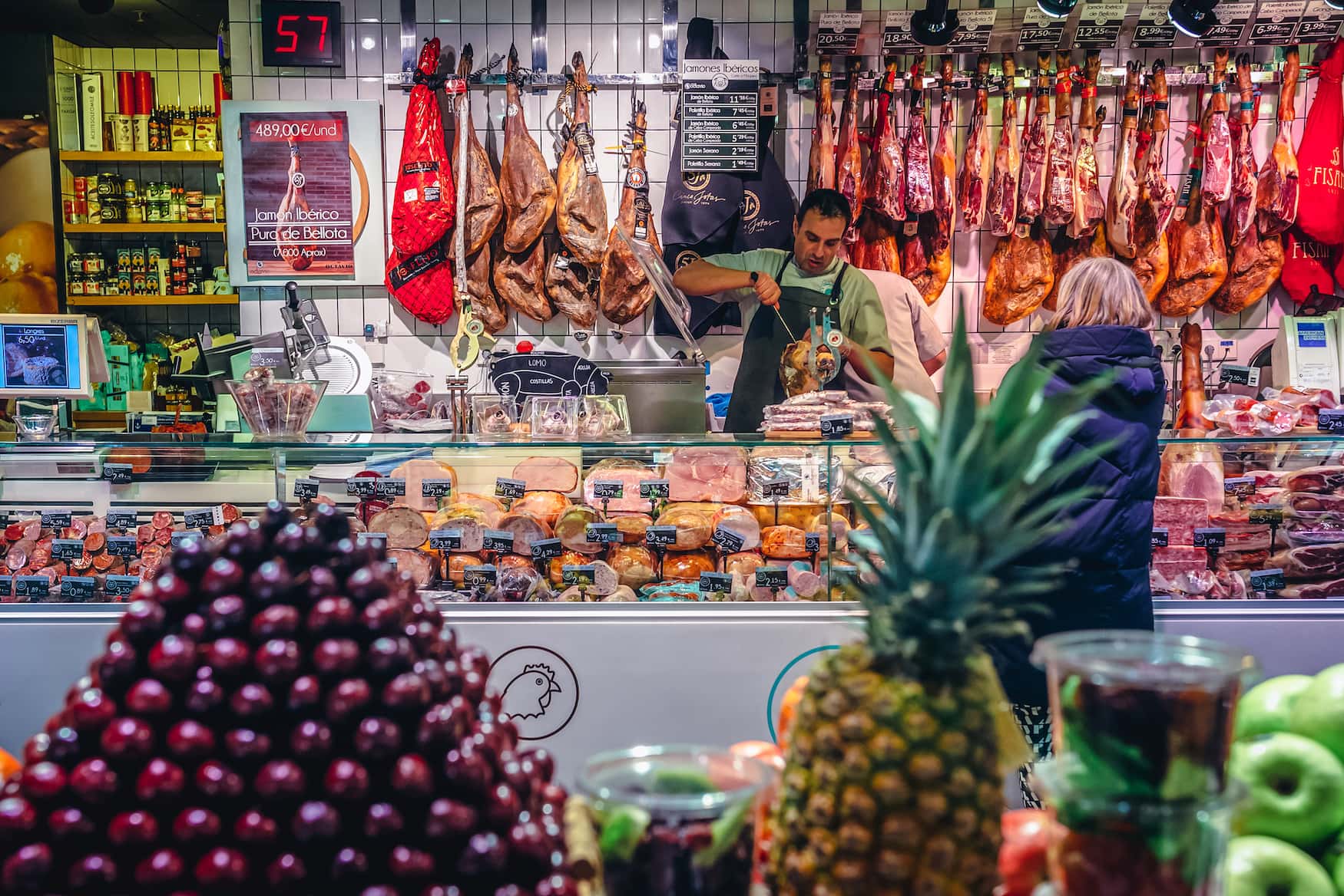 Der Mercado San Anton in Madrid ist eine der schönsten Markthallen in Spanien