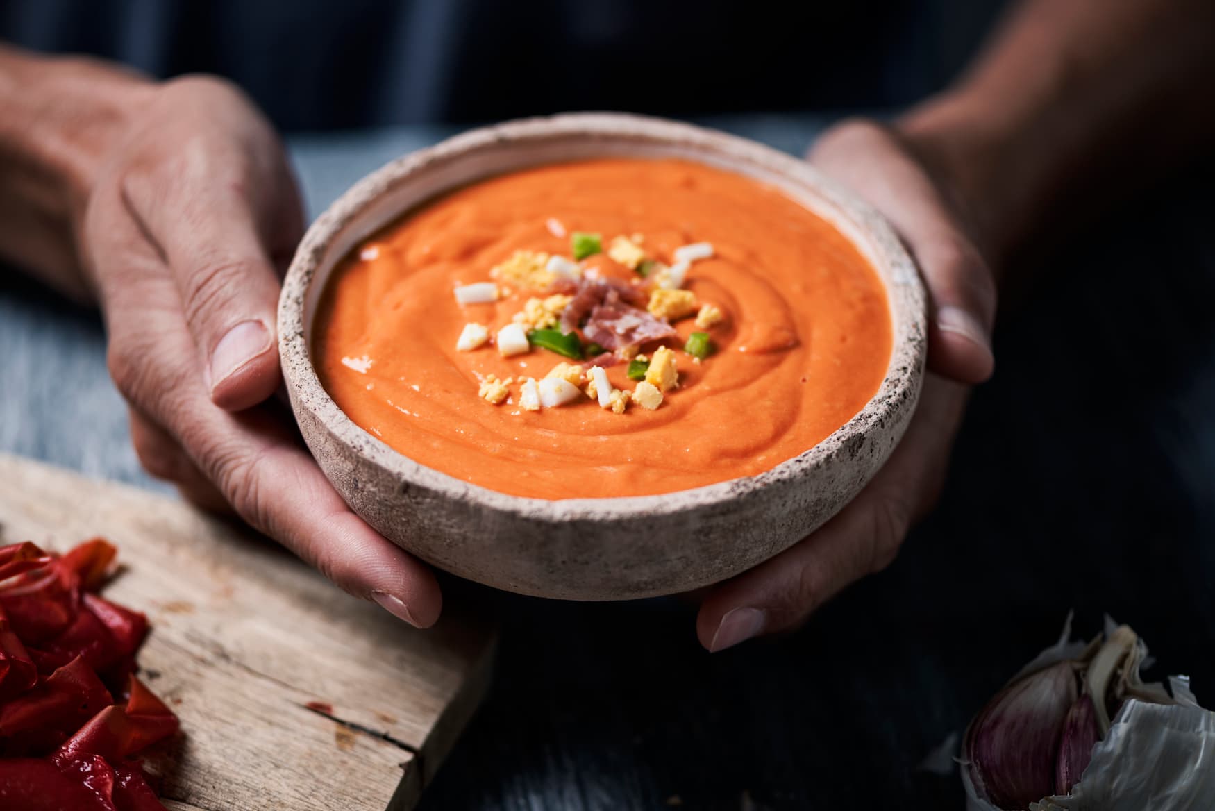 Mann hält Schüssel mit spanischer Suppe Salmorejo aus Cordoba