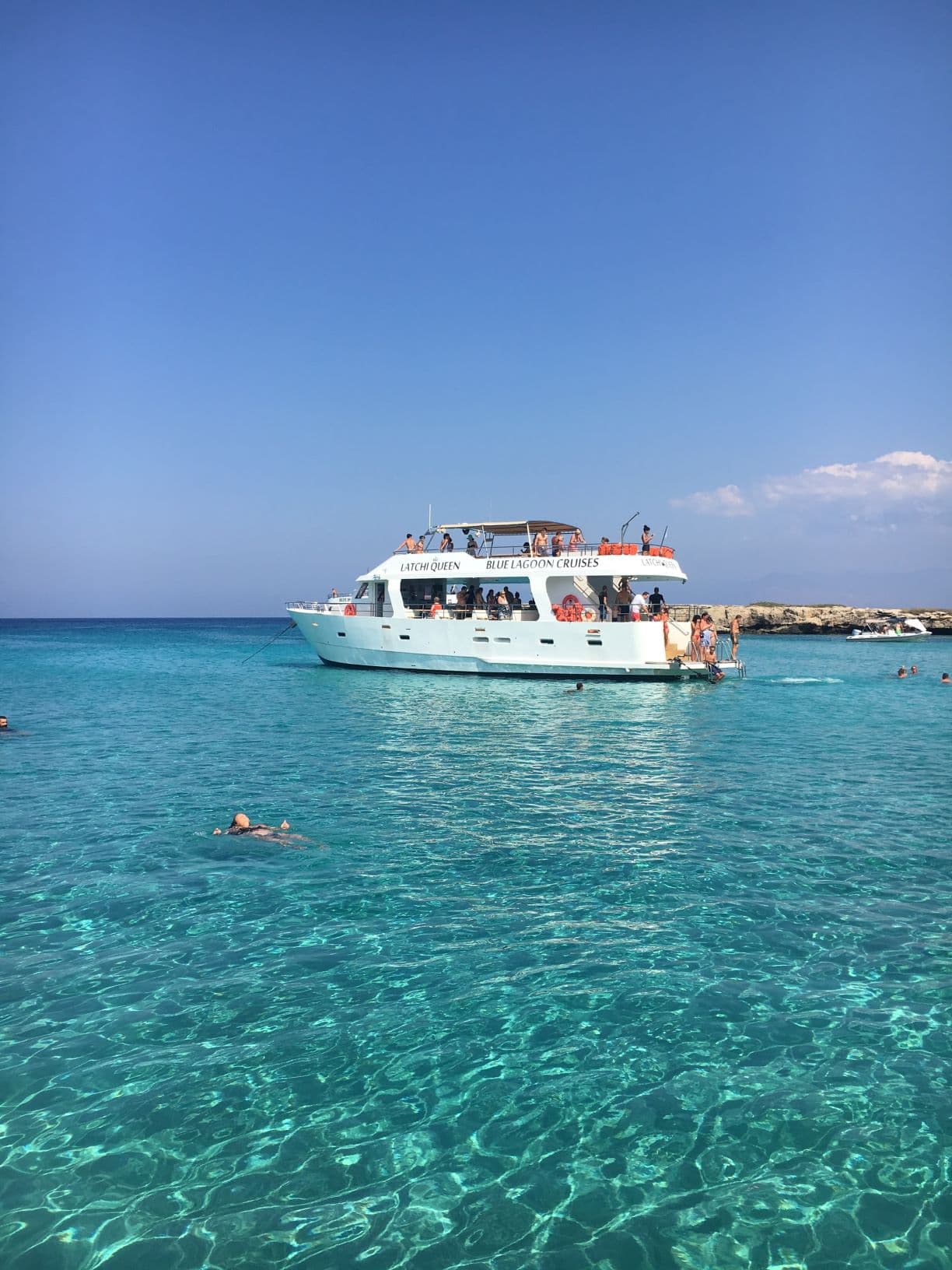 Schiff mit Touristen vor der Küste Zyperns 