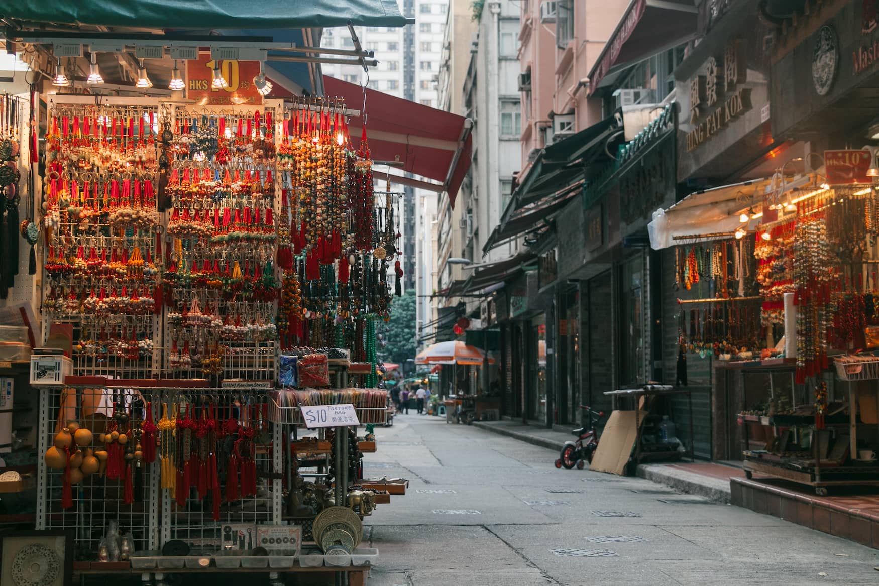 Im Jahr des Büffels lohnt sich ein Ausflug auf den Upper Lascar Row Straßenmarkt in Hongkong