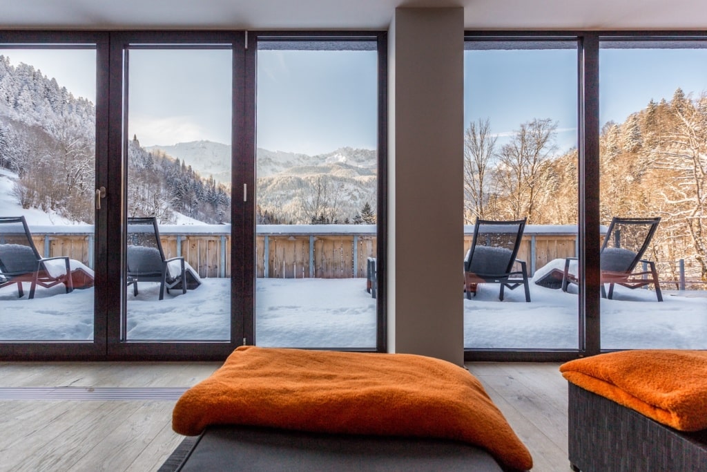 Wellnessbereich mit Aussicht auf verschneite Landschaft