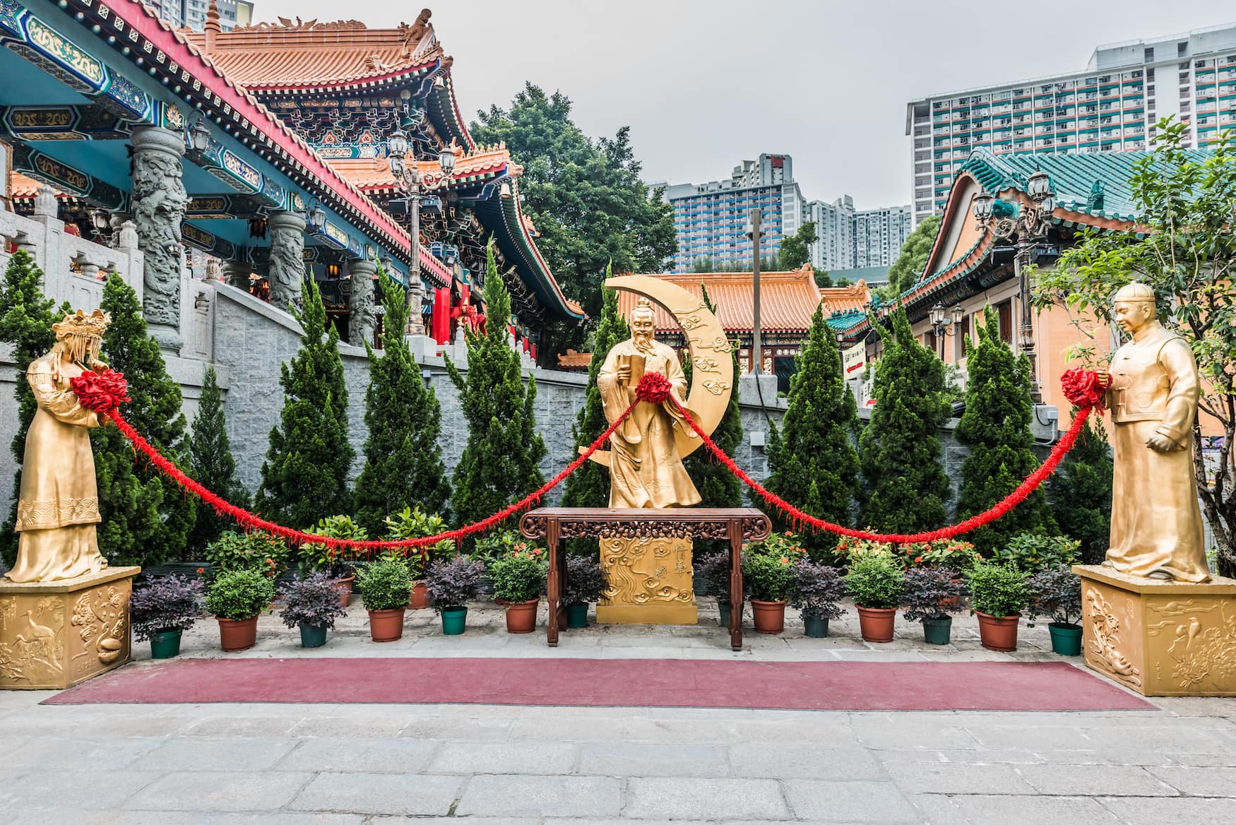 Goldene Statuen am Wong Tai Sin Tempel in Hongkong