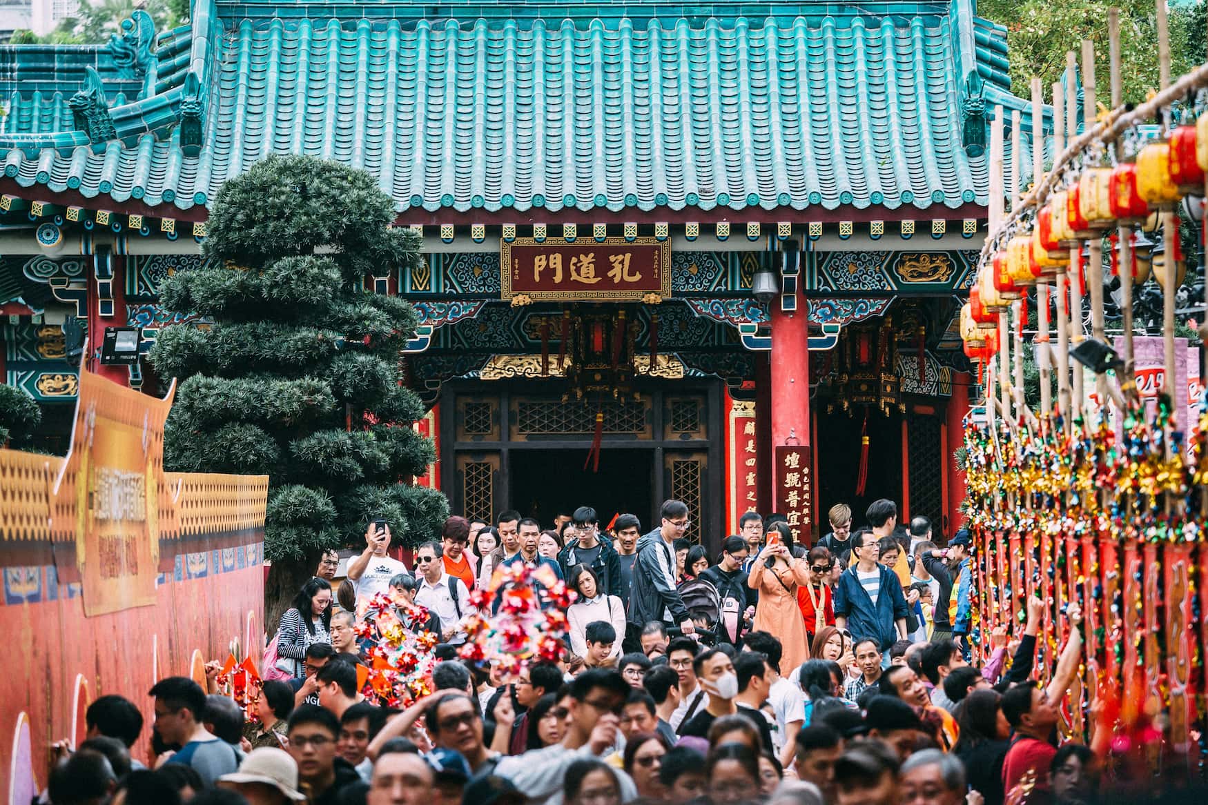 Zum chinesischen Neujahrsfest kommen die Menschen zum Wong Tai Sin-Tempel, um sich etwas zu wünschen.