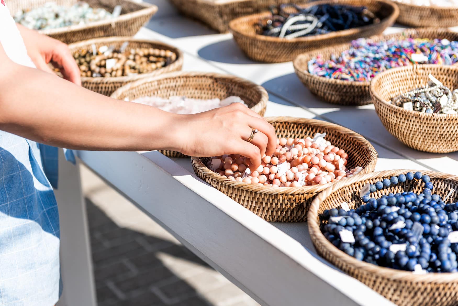 Frau shoppt Armbänder auf einem Markt auf Zypern 