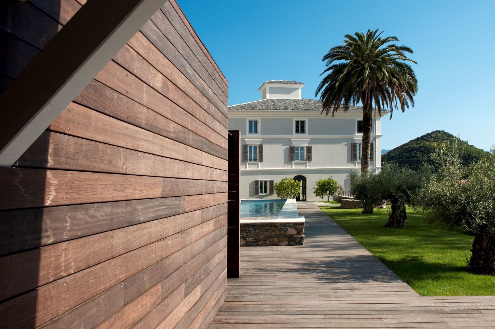 Garten- und Poolbereich im Aethos Corsica