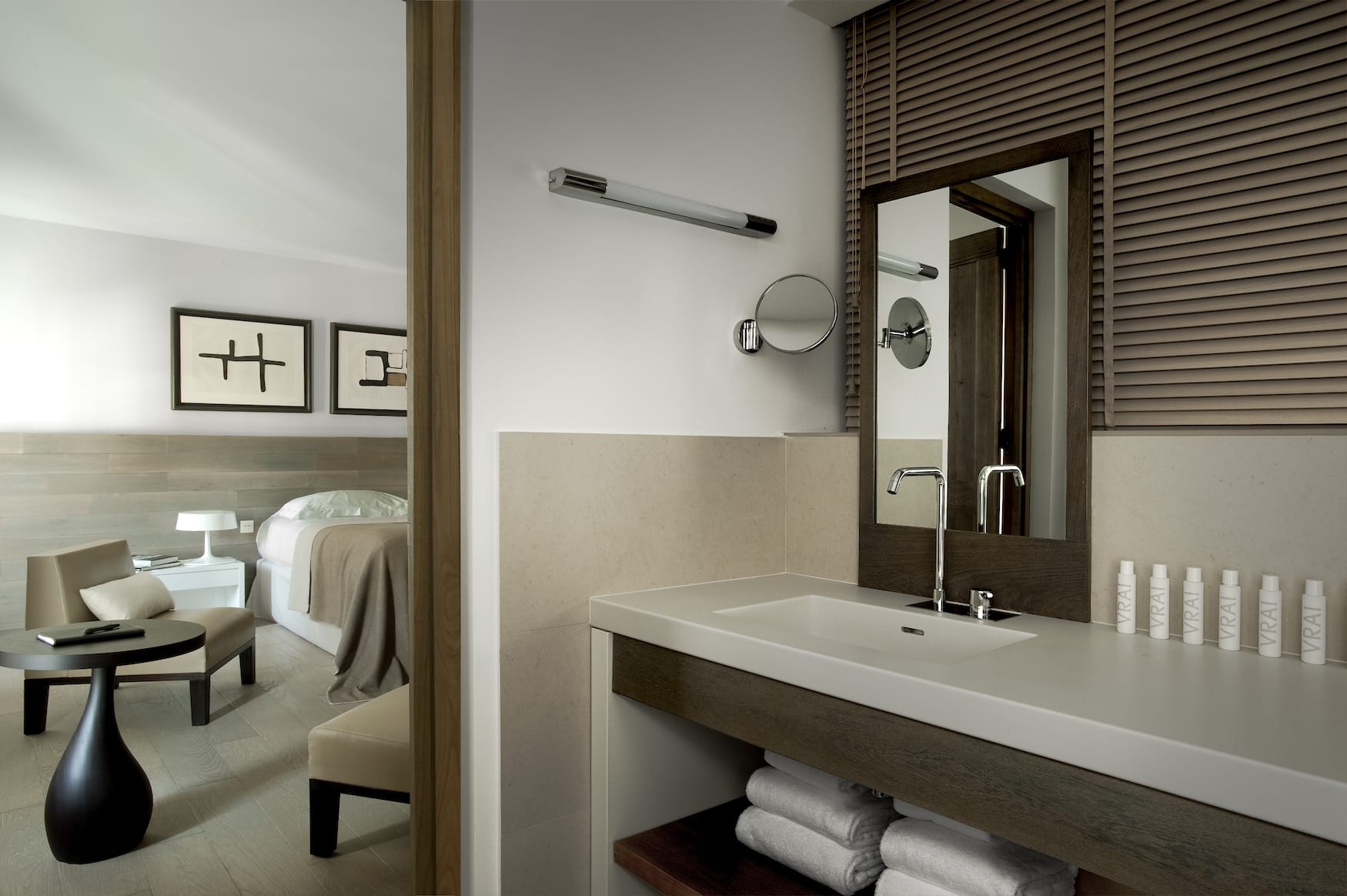 Hotelzimmer in neuem Hotel auf Korsika, minimalistisches Interior