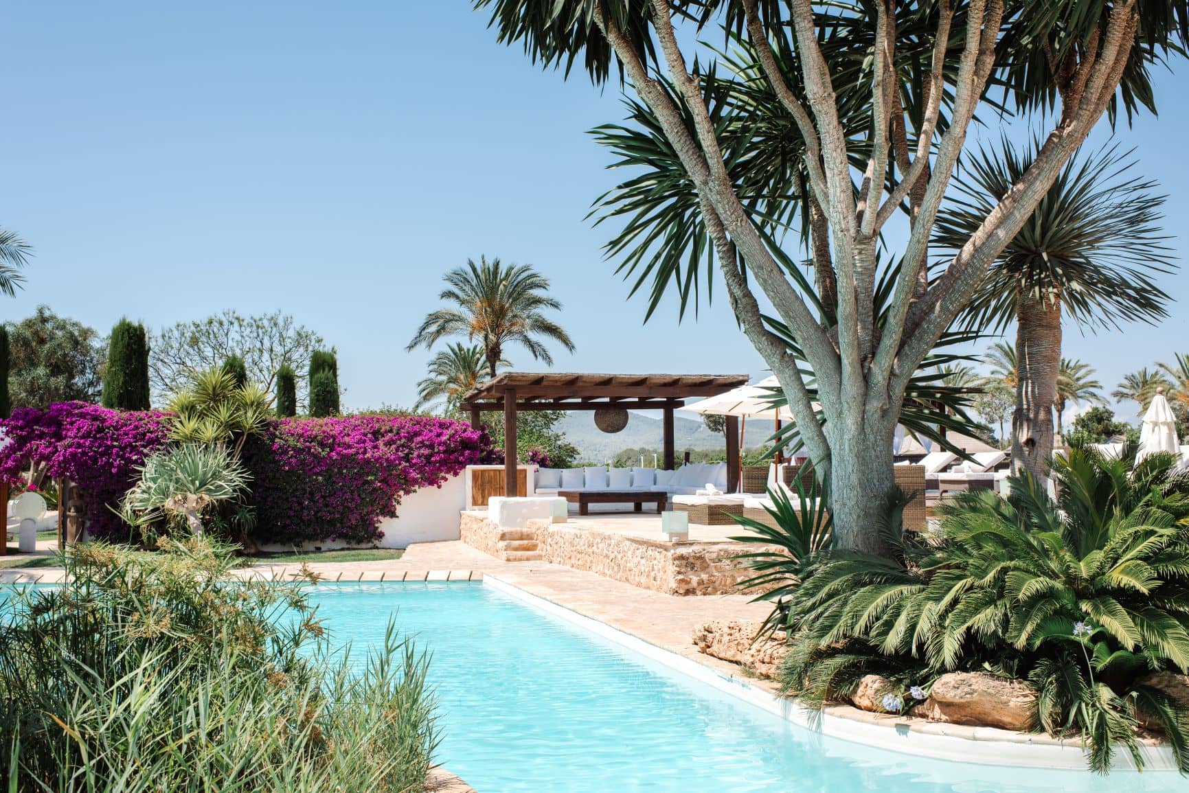 Pool-Landschaft im Atzaro Hotel Ibiza
