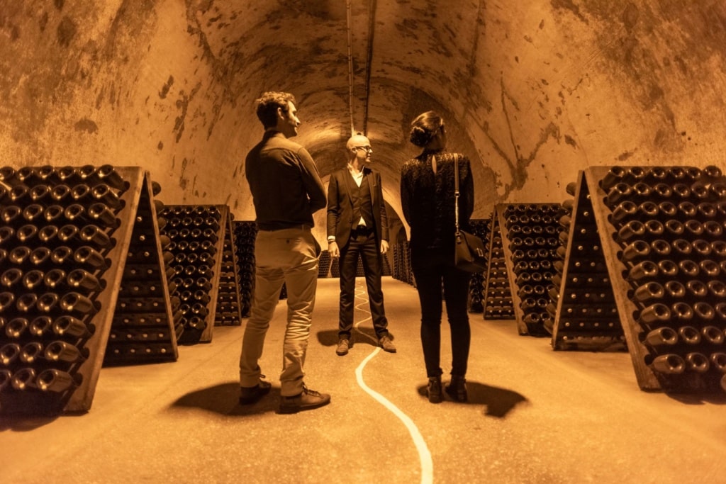 Besucher in einer Champagner-Kellerei in der Champagne
