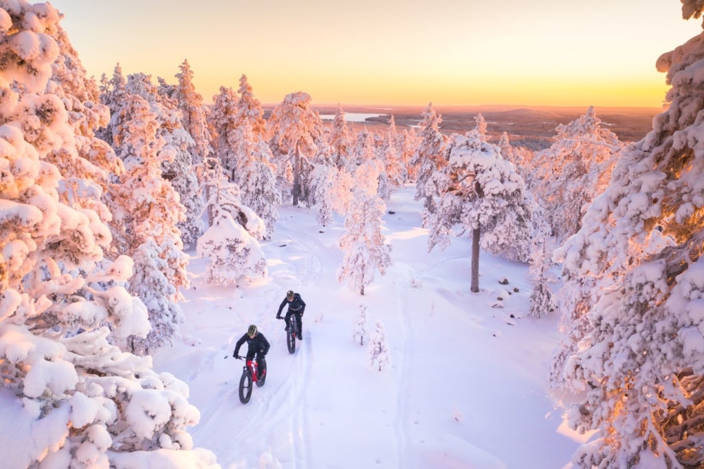 Mountainbiker im Schnee in Finnland
