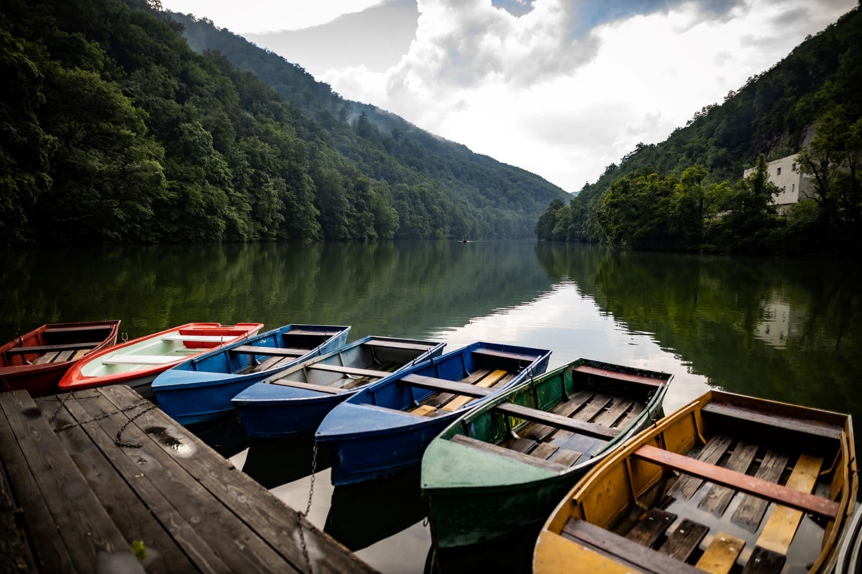 Boote auf dem Hamori-See in Lillafüred in Ungarn