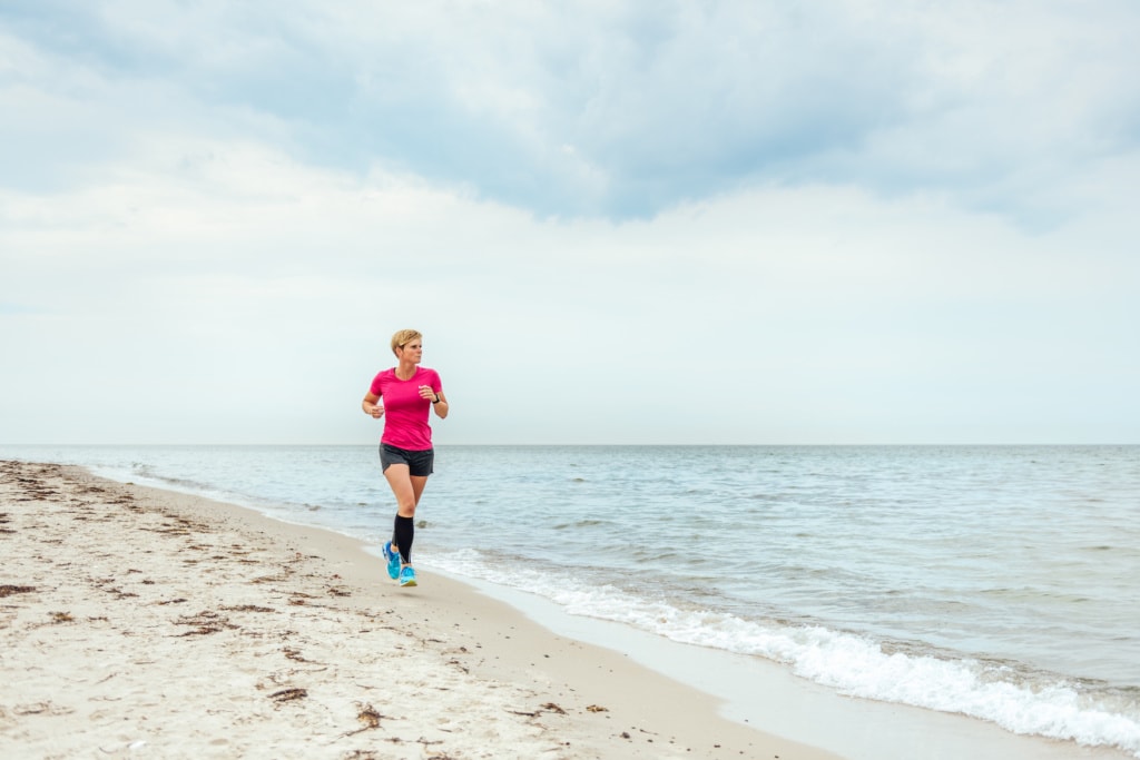 Manchmal in Schuhen, manchmal auch ganz gerne barfuß: Anne am Dierhäger Strand. | TMV/Tiemann