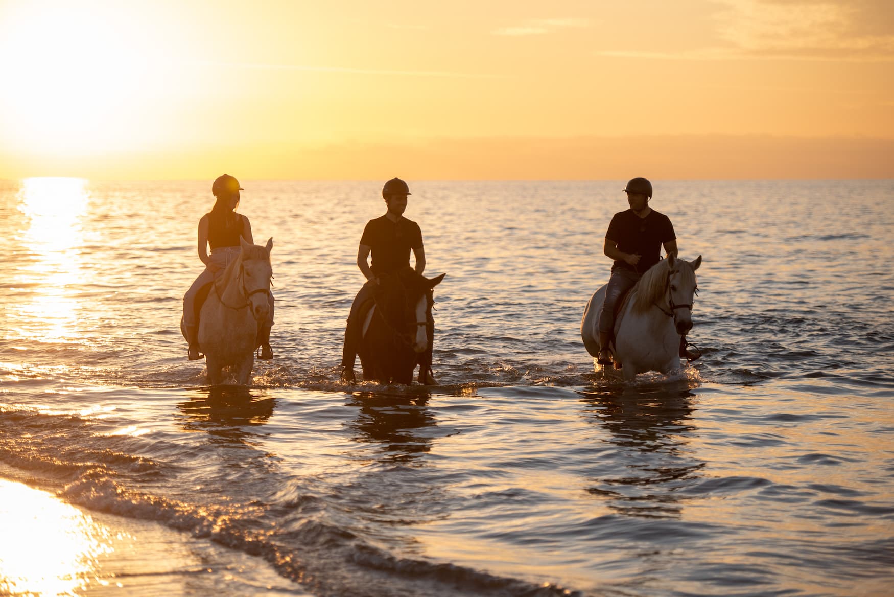 Menschen reiten während Sonnenuntergang auf der Insel Kos