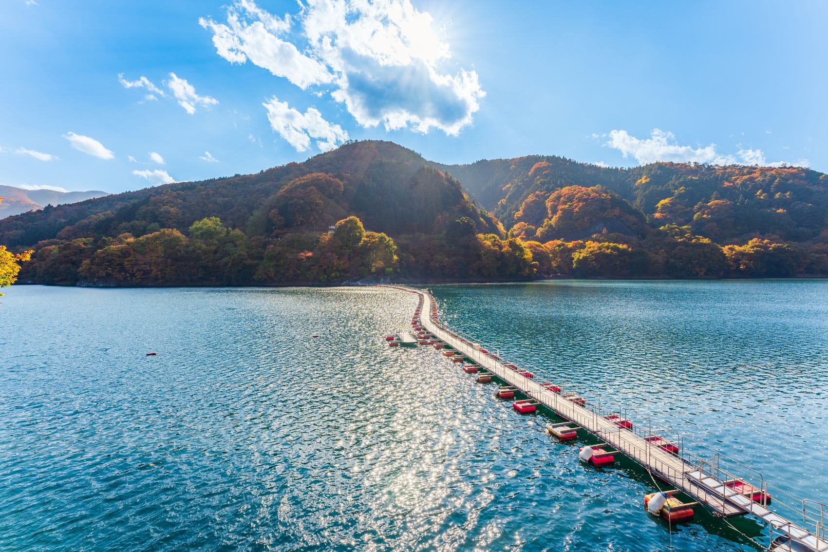 Blick auf den Okutama-See in Japan im Herbst