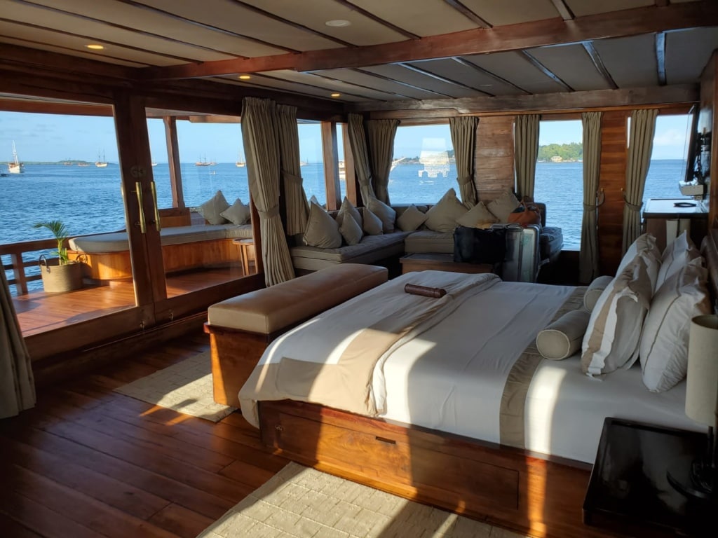 Die Suiten auf der Segelyacht Prana by Atzaro übertreffen jeden Schiffsstandard.