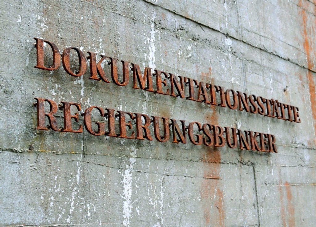 Splitterschutzwand am Dokumentationszentrum Regierungsbunker