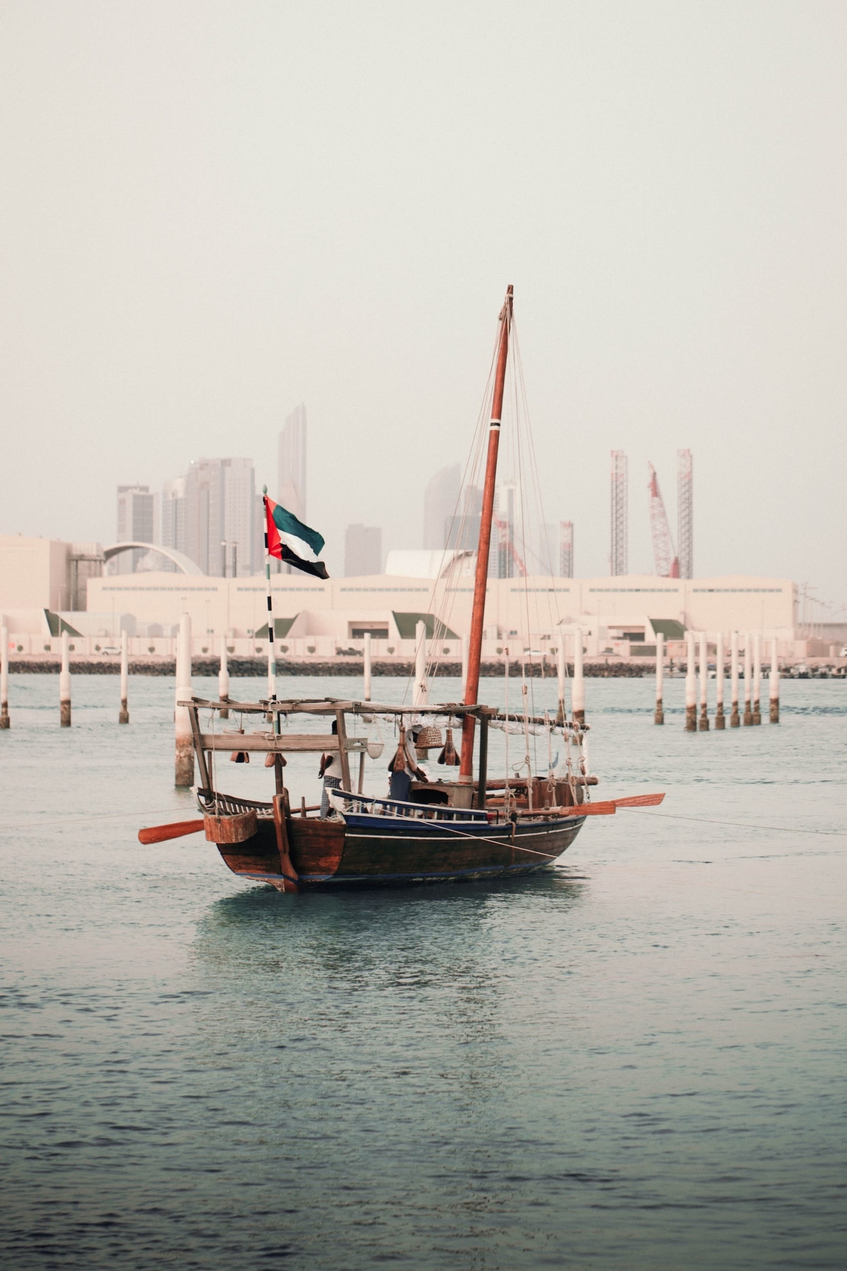 Traditionelle Dhau in Abu Dhabi, mit der die Fischer zum Perlfischen fahren