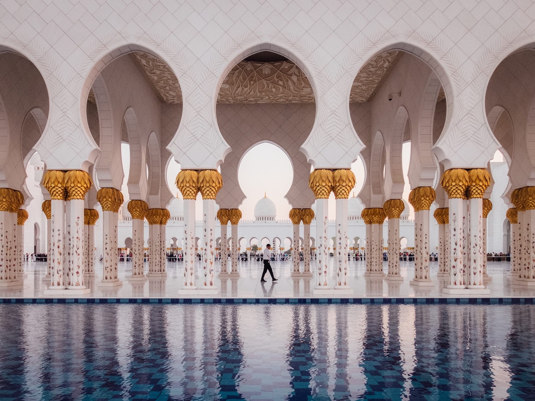 Mann spaziert durch glamouröse Moschee in Abu Dhabi