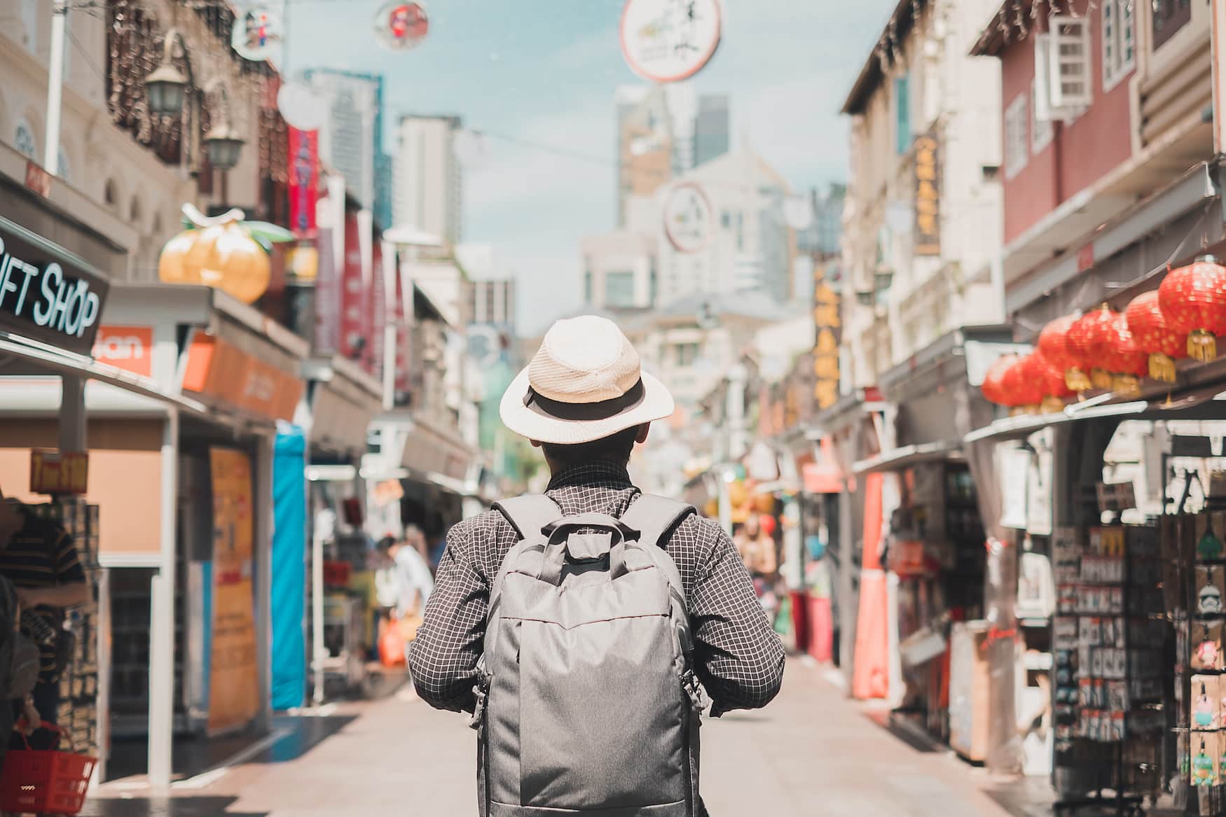Alleine reisen: Mann spaziert durch die Straßen von Chinatown in Singapur