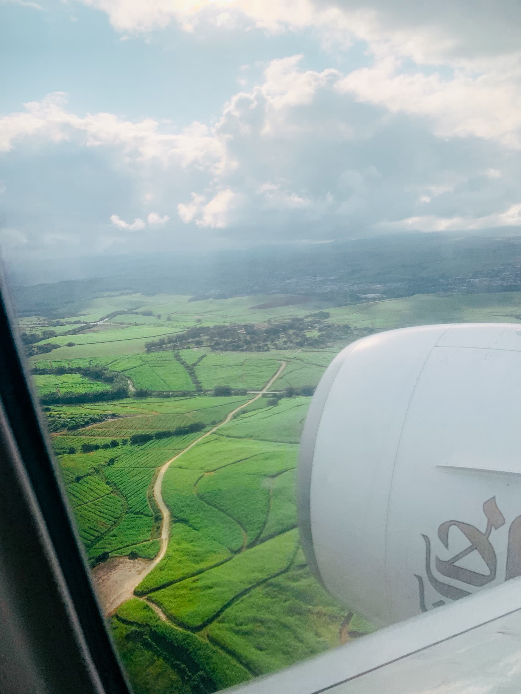 Blick aus Flugzeug auf die südafrikanische Landschaft bei Durban