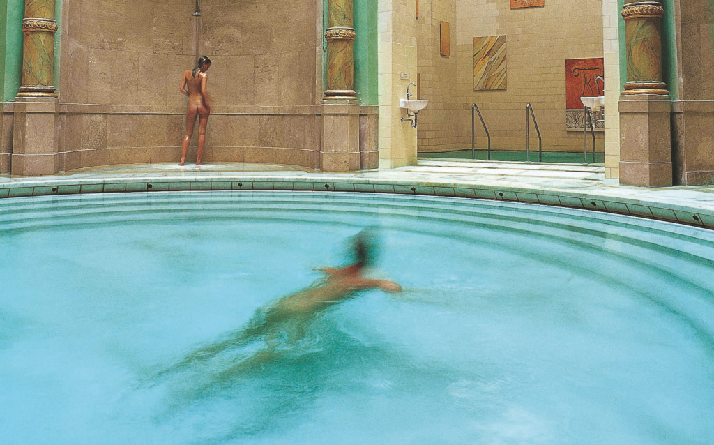 Menschen schwimmen im Friedrichstadt in Baden-Baden