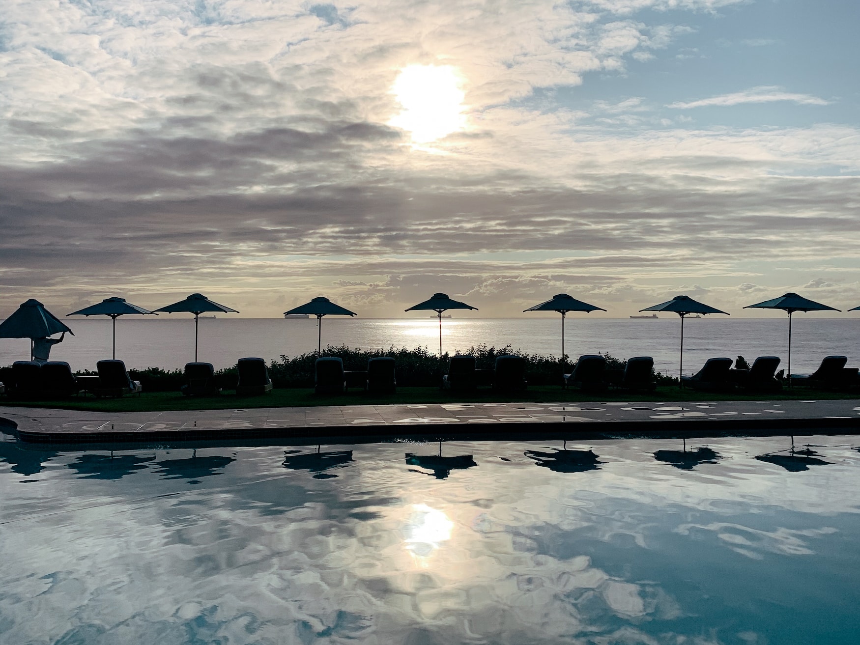Pool des Beverly Hills Hotels in Südafrika mit Blick auf den Ozean
