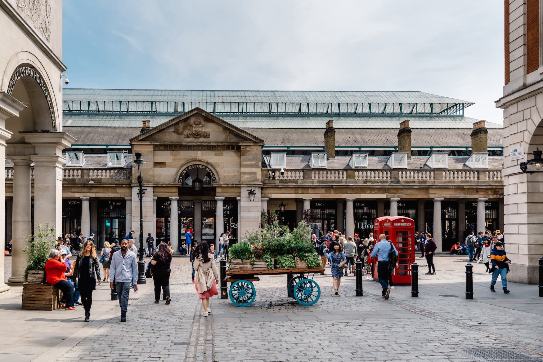 Menschen bummeln durch Covent Garden in am Wochenende in London