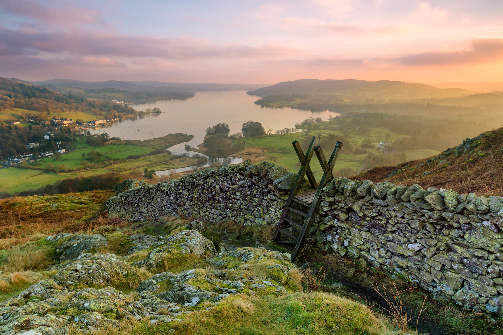 Blick auf Windermere im Lake District in der Grafschaft Cumbria an der englischen Küste