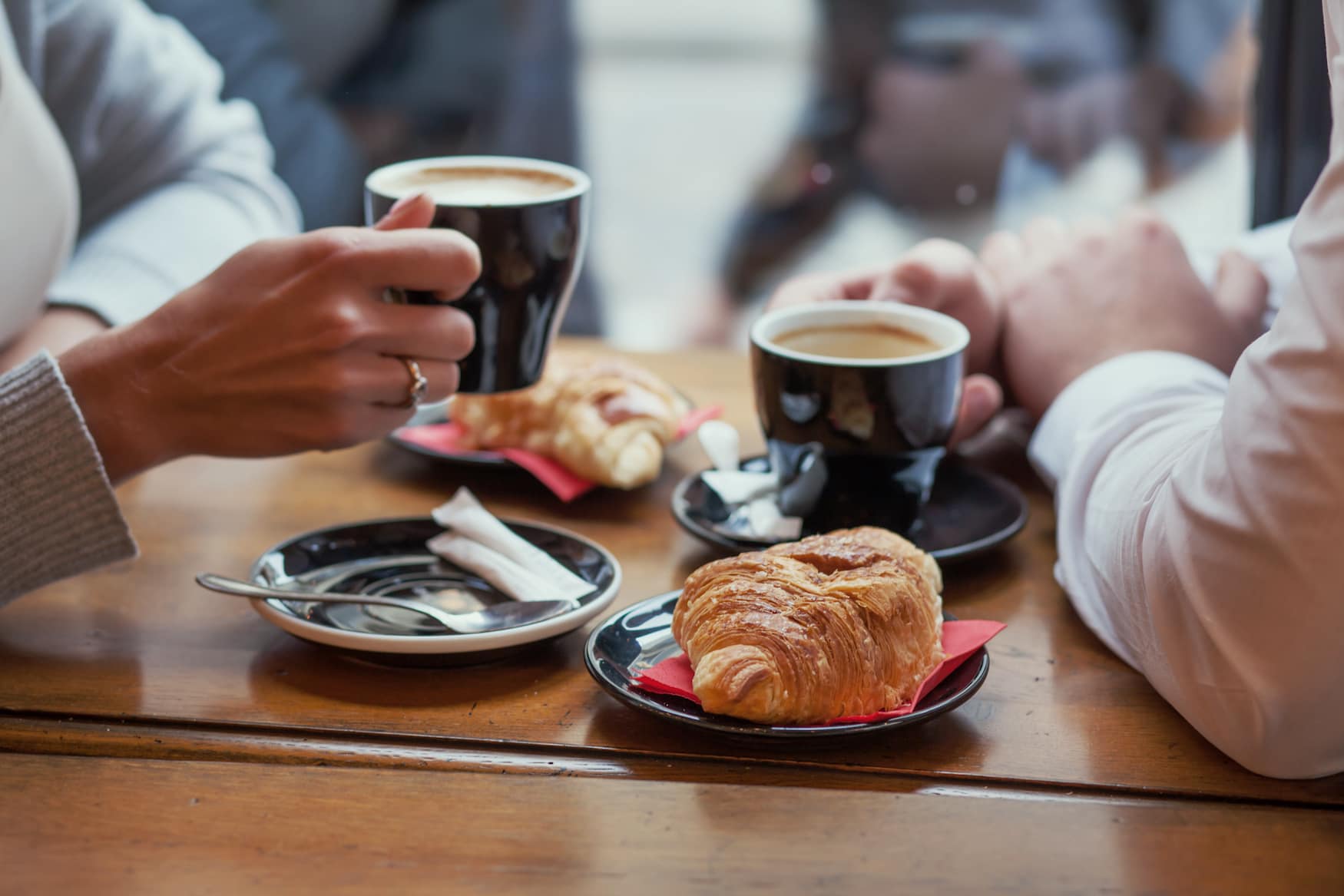 Französisches Frühstück mit Café au laut und Croissant