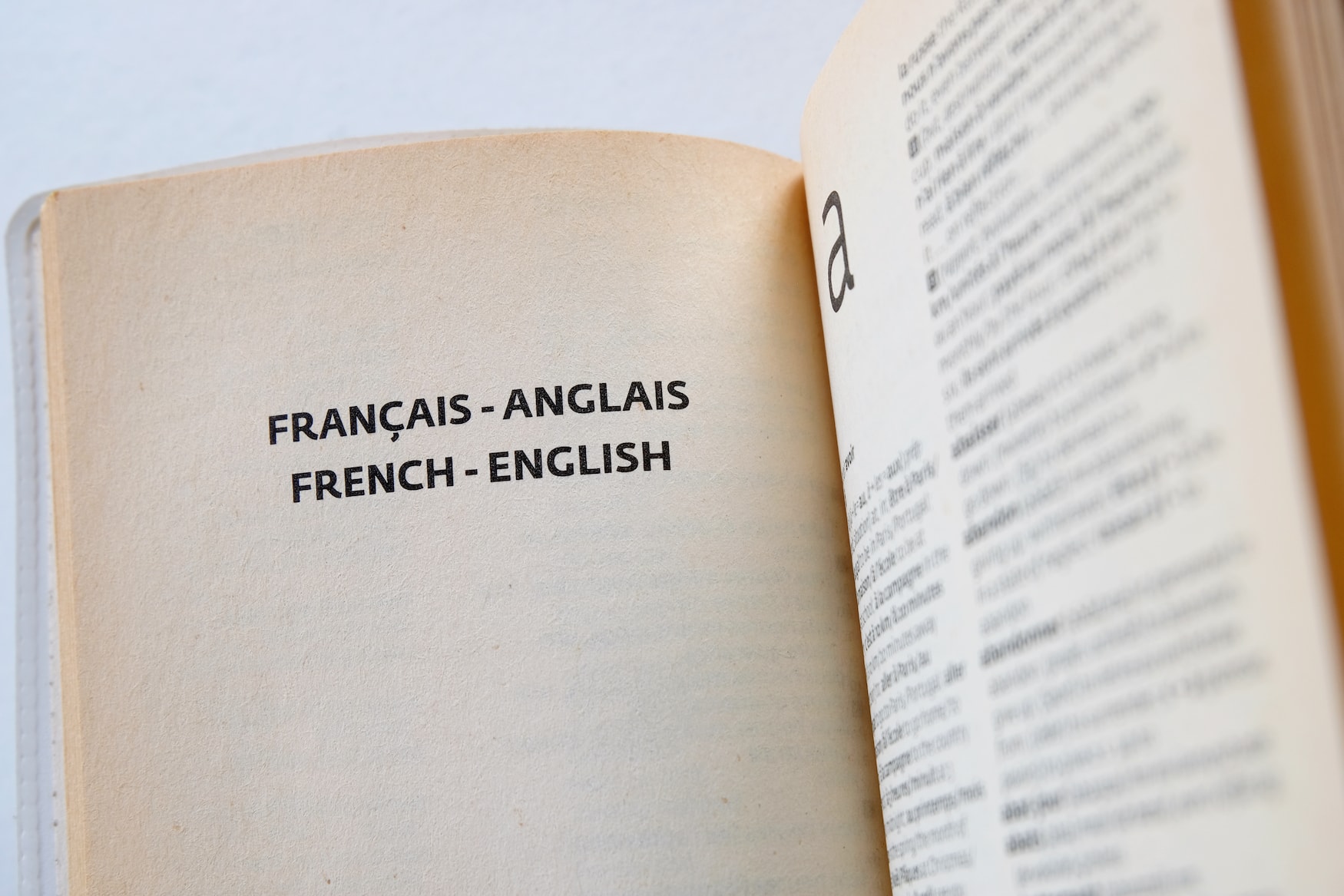 Seiten eines französisch-englischen Wörterbuchs