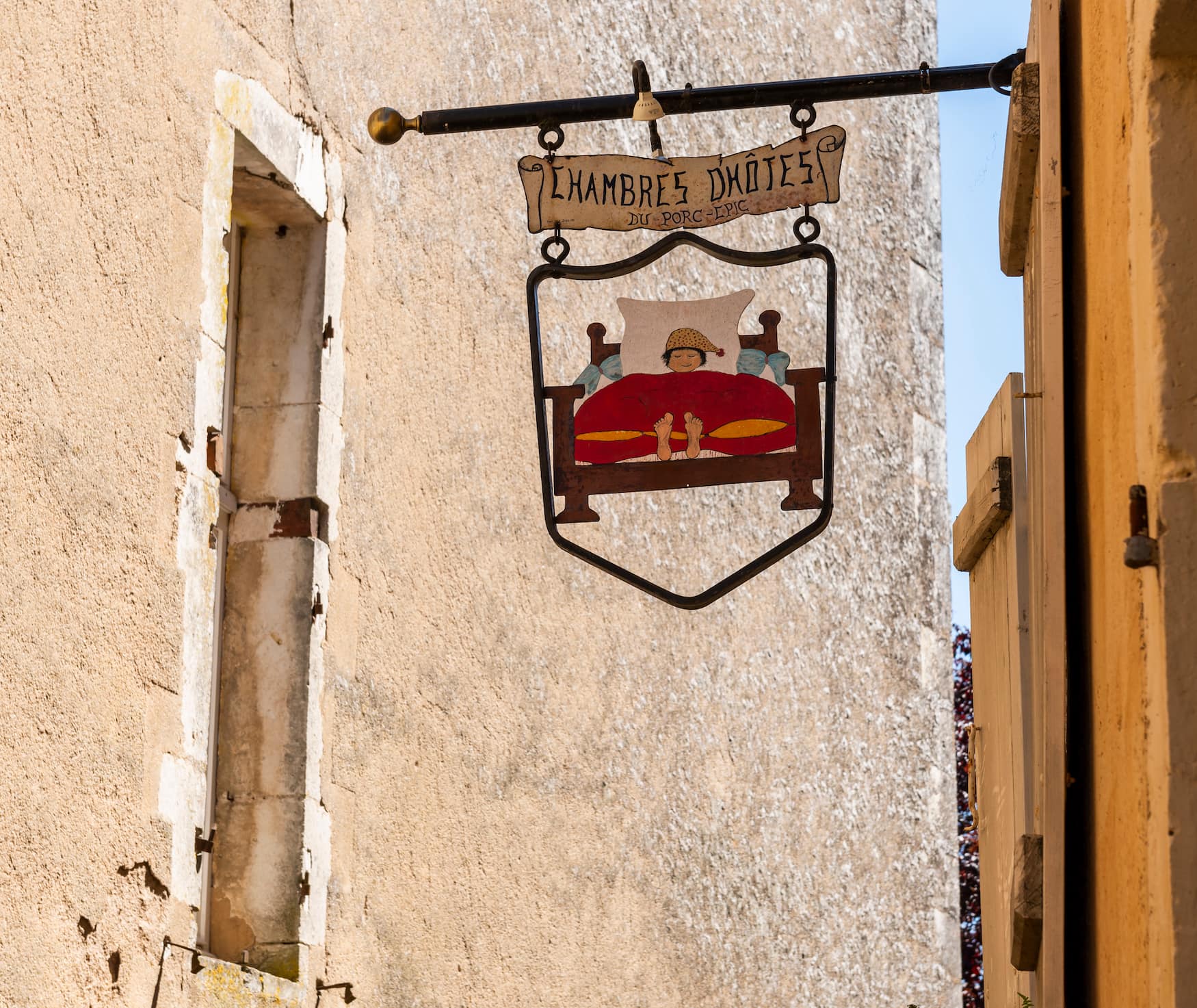 Schild eines Gasthauses in einem Dorf in Frankreich