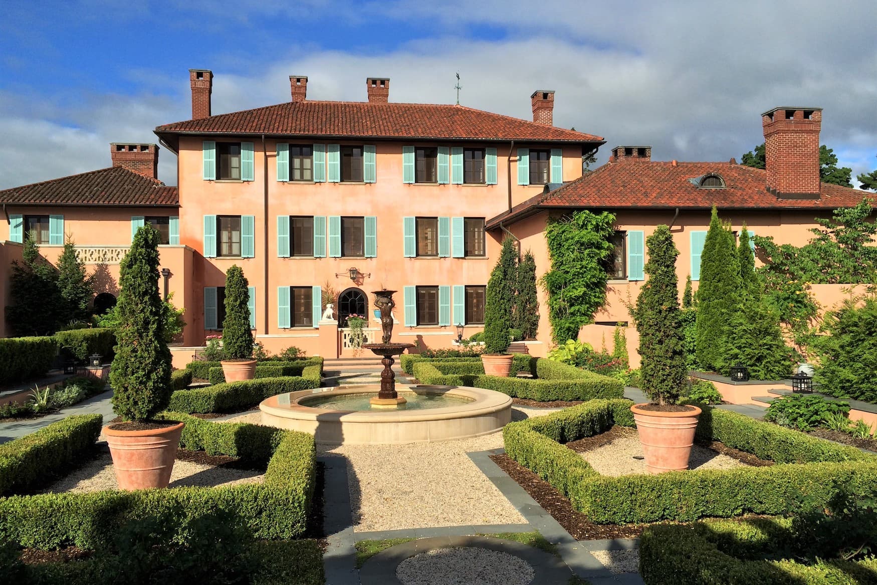 Außenfassade der Glenmere Mansion, einer Luxusunterkunft im Hudson Valley