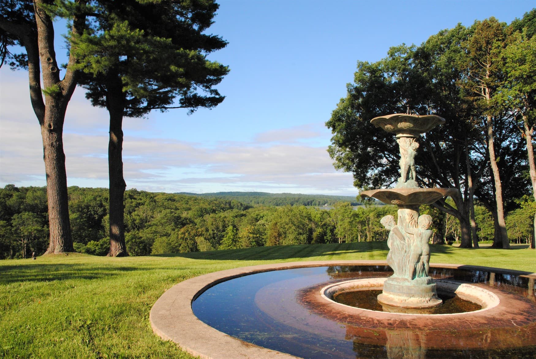 Aussicht auf die umliegende Landschaft der Glenmere Mansion