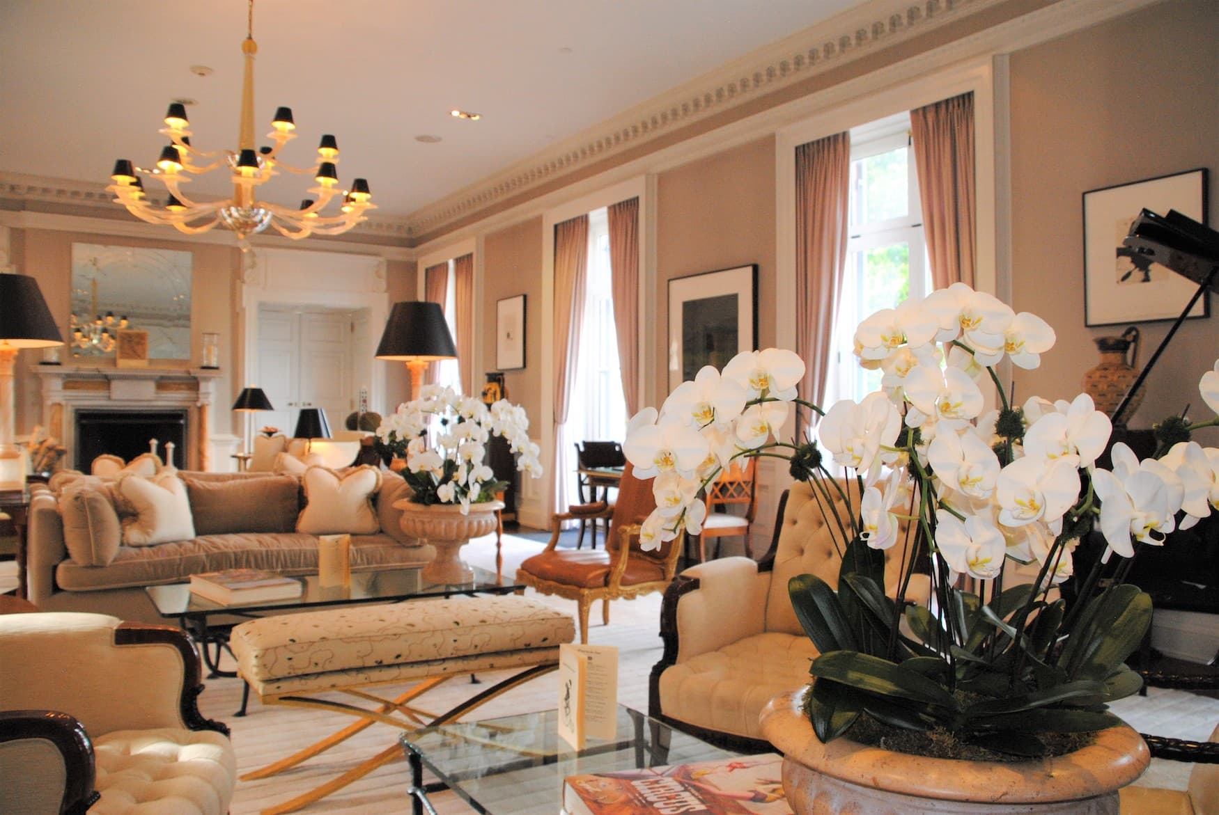 Gemütlich eingerichteter Wohnraum mit hellen Sofas und Blumen in der Glenmere Mansion
