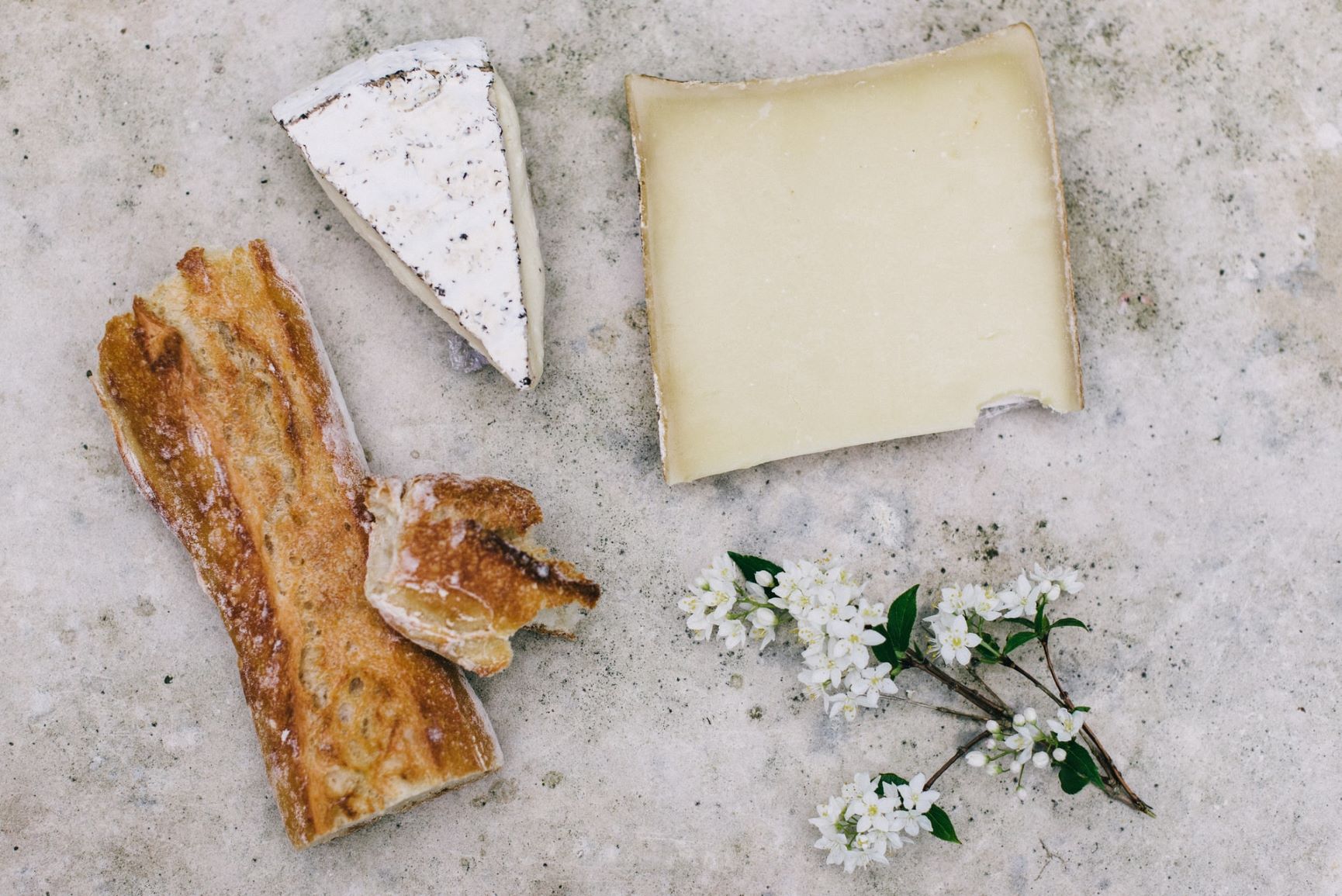 Käse und Baguette auf einem Tisch 