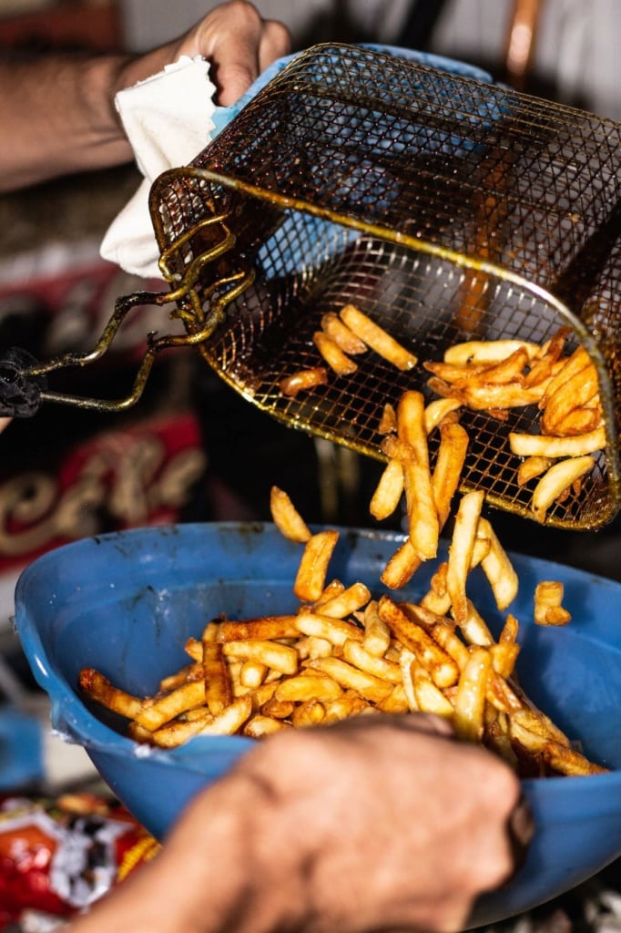 Pommes frites werden ausgeschüttet 