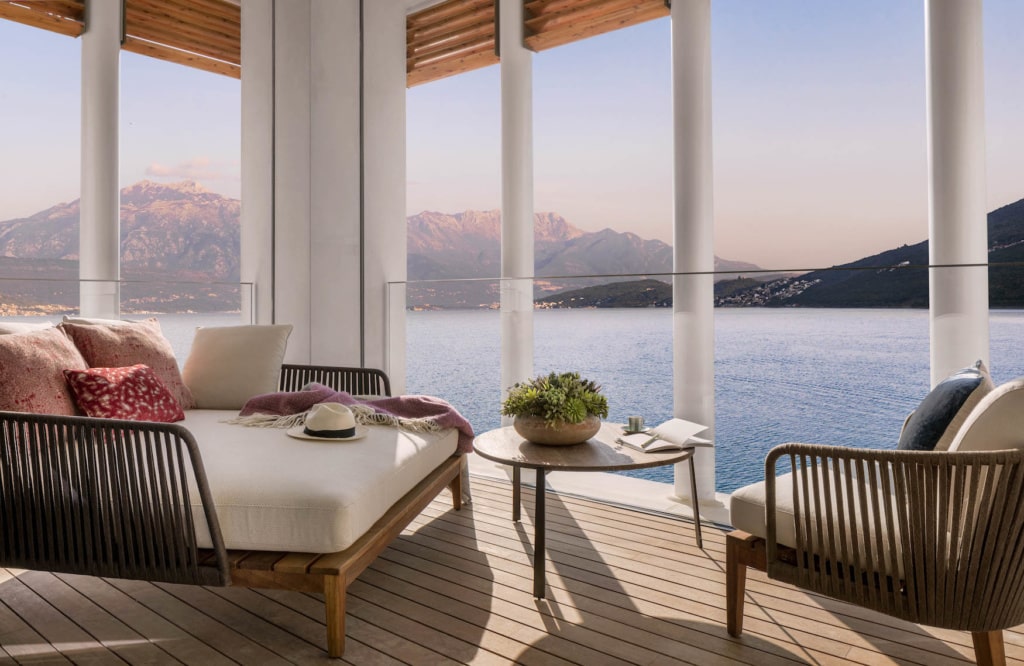 Aussicht aus Hotelzimmer in Montenegro bei Sonnenuntergang auf die Bucht von Kotor