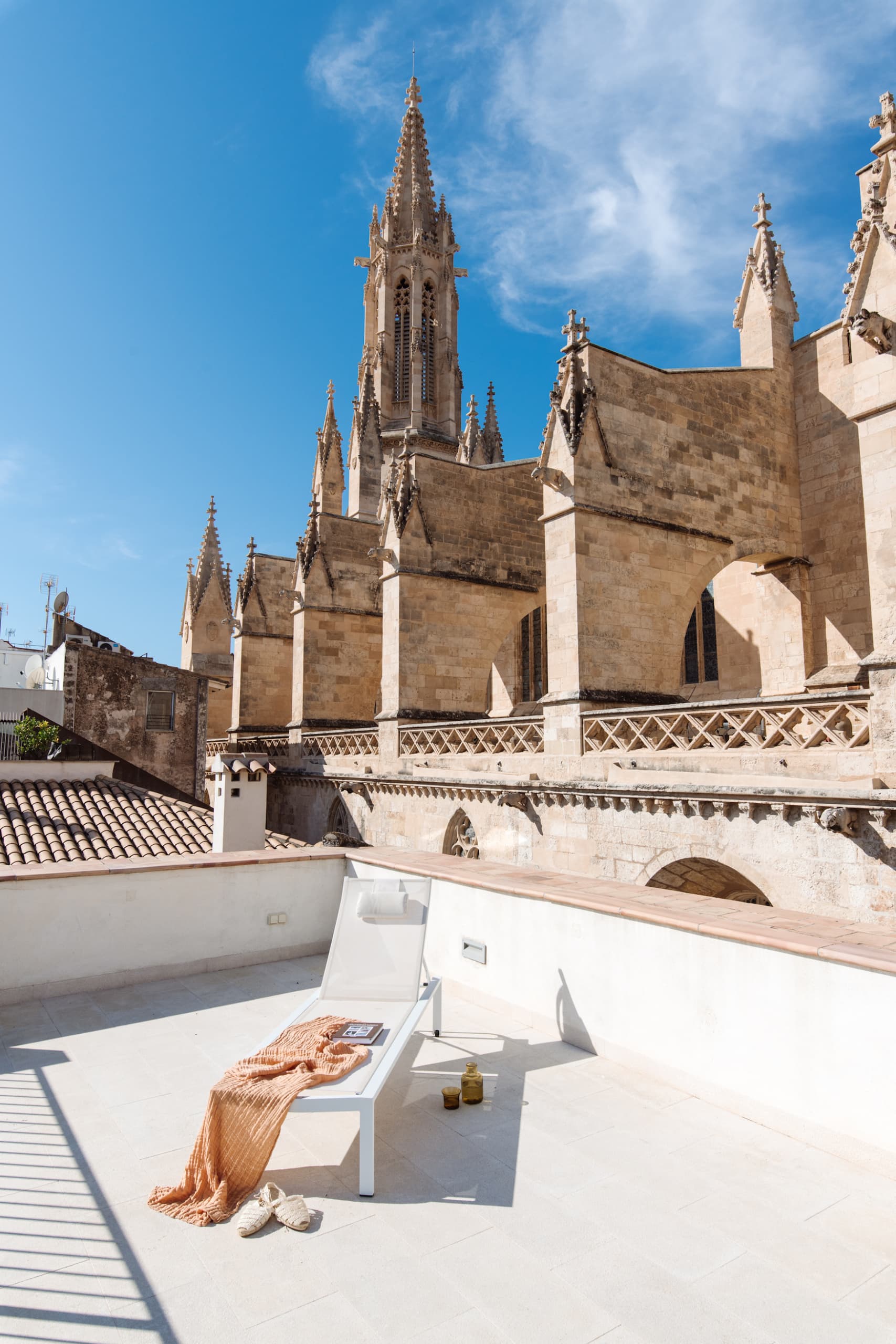 Terrasse mit Liegestuhl vor einer Kirche in Altstadt von Palma de Mallorca