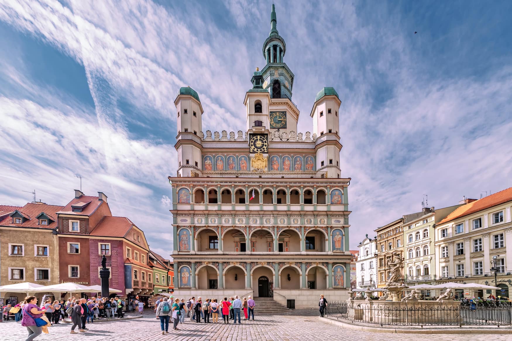 Glockenspiel vor dem Rathaus in Poznań in Polen